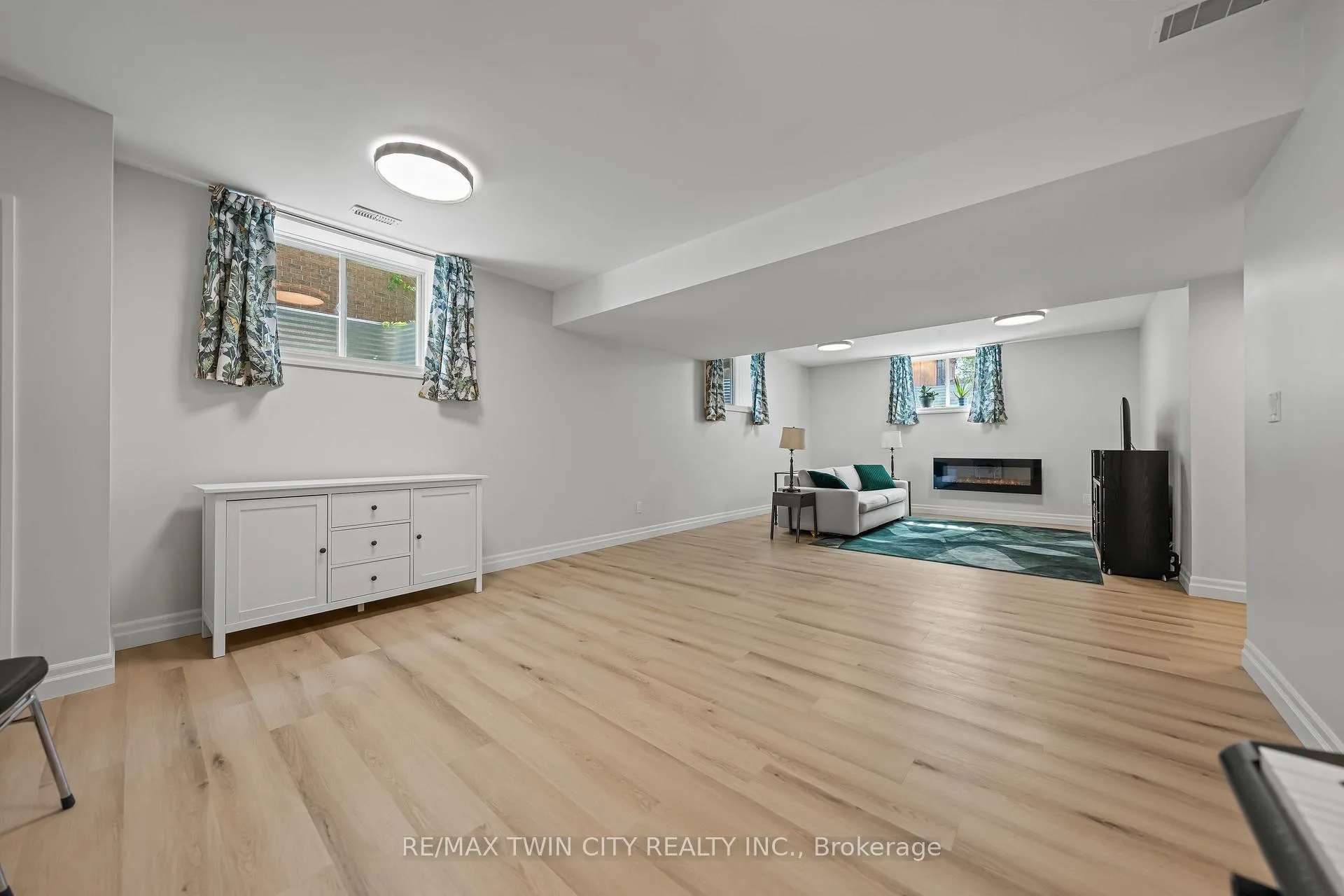 Photo 37 of 303 Castlefield Avenue, Waterloo — HOMEH