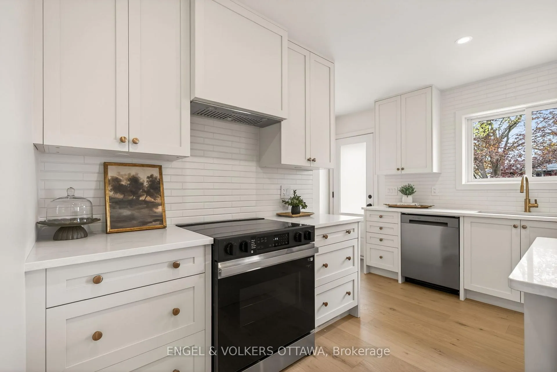 Photo 12 of 24 Roundhay Drive, Ottawa, Manordale — HOMEH