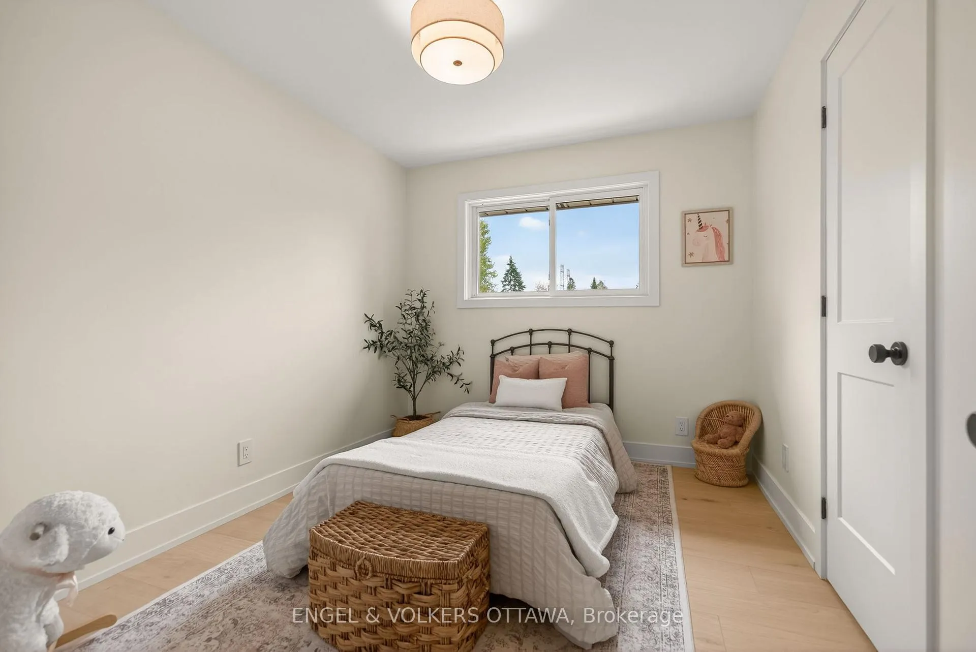 Photo 19 of 24 Roundhay Drive, Ottawa, Manordale — HOMEH