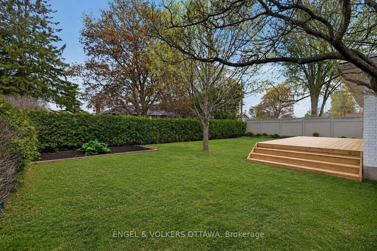 Photo 34 of 24 Roundhay Drive, Ottawa, Manordale — HOMEH