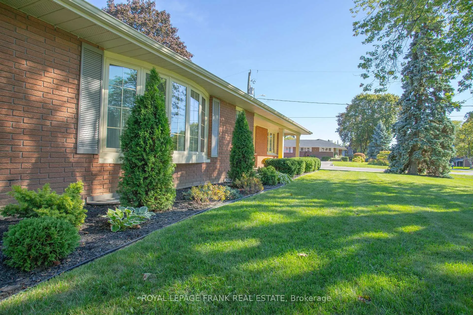 Photo 3 of 401 Fairview Drive, Whitby, Lynde Creek — HOMEH