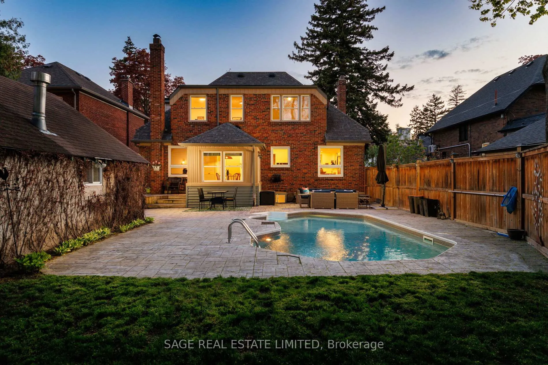 Photo 18 of 25 Cliveden Avenue, Etobicoke, Stonegate-Queensway — HOMEH