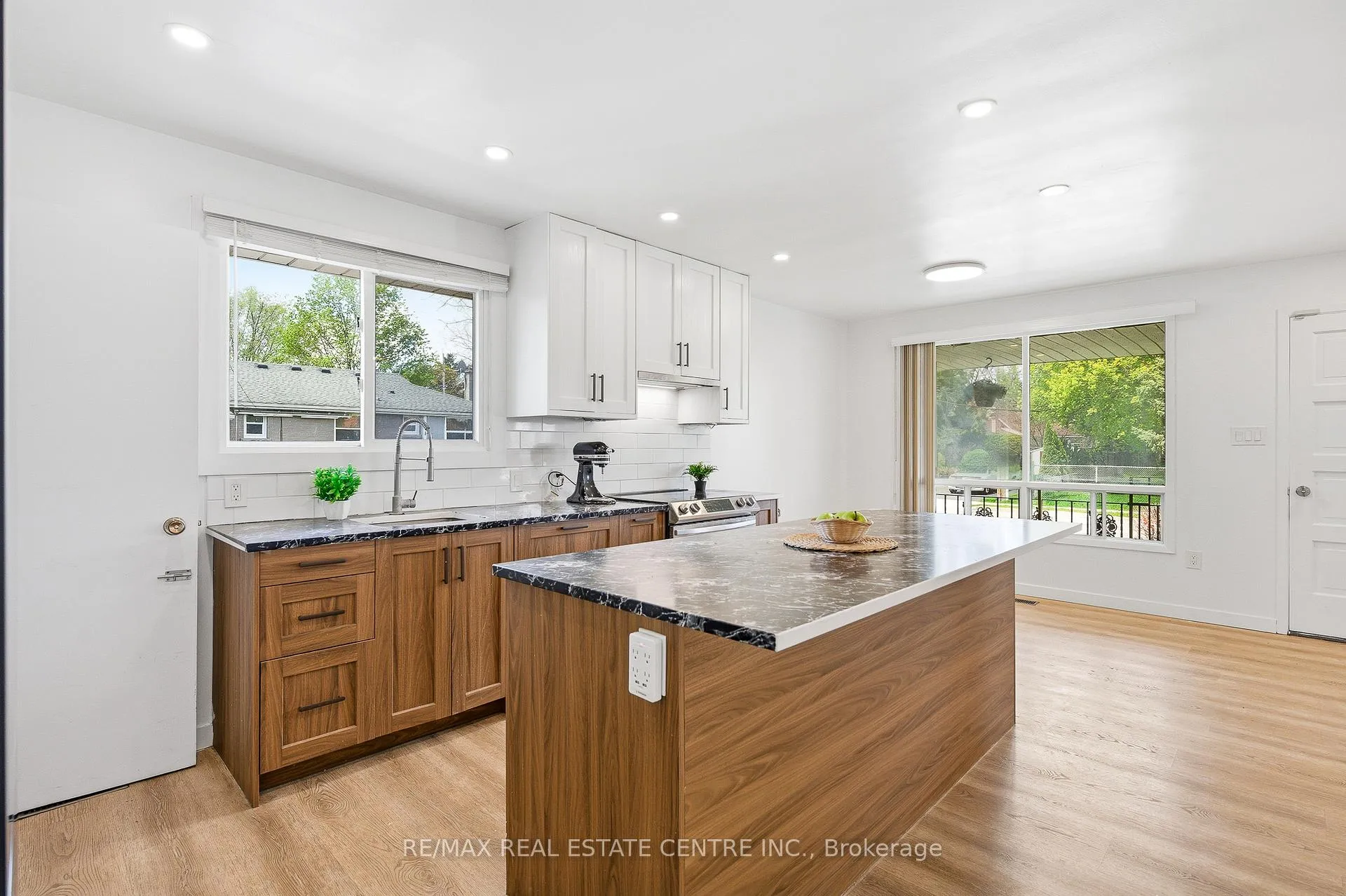 Photo 10 of 211 Ballantyne Avenue, Cambridge, Christopher-Champlain — HOMEH