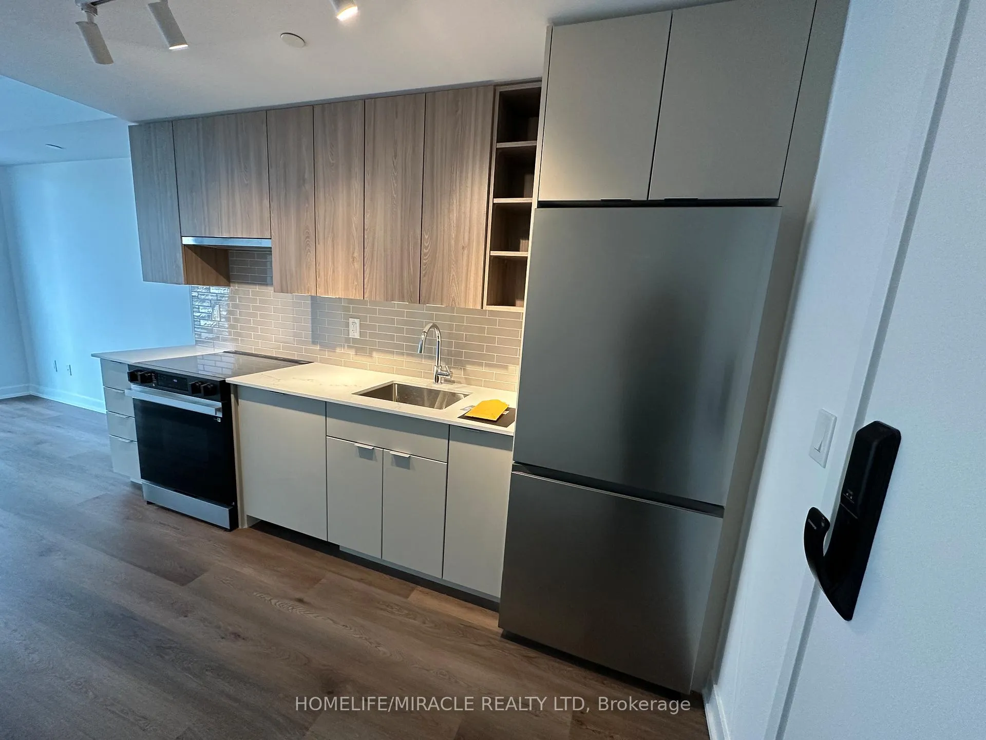 Photo 5 of Unit 603, 2075 Lakeshore Road, Burlington, Brant — HOMEH