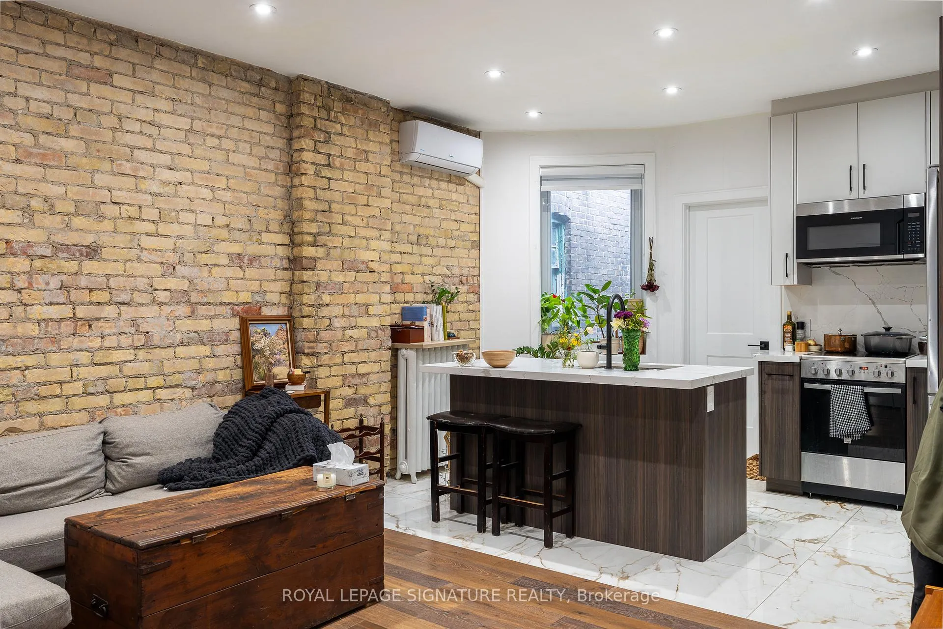 Front of Unit 1A, 2090 Dundas Street W