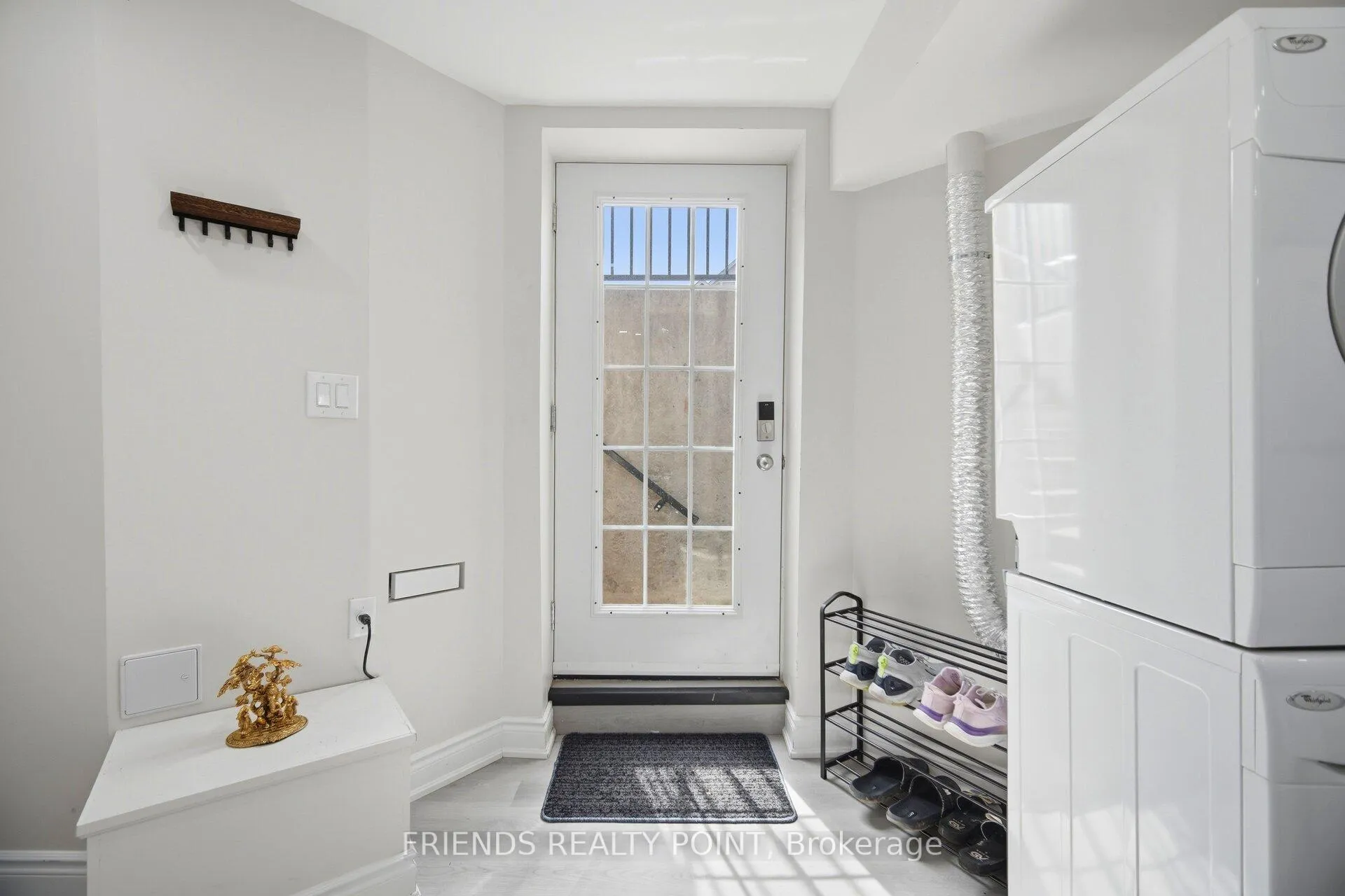 Photo 9 of 19 Donlamont Circle, Brampton, Northwest Brampton — HOMEH