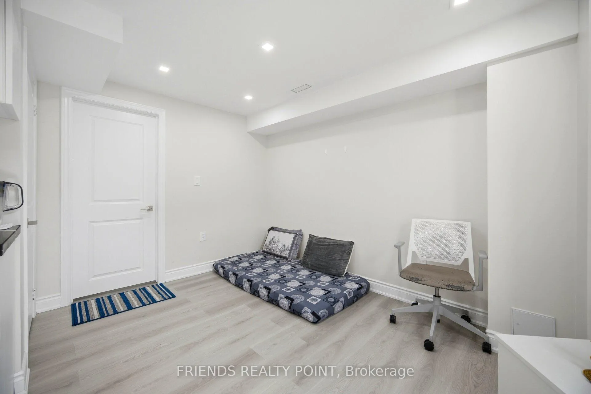 Photo 12 of 19 Donlamont Circle, Brampton, Northwest Brampton — HOMEH