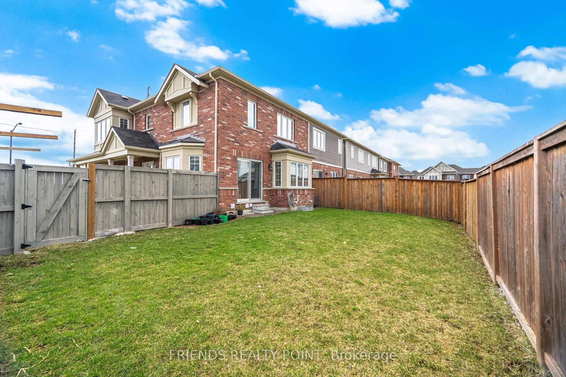 Photo 24 of 19 Donlamont Circle, Brampton, Northwest Brampton — HOMEH