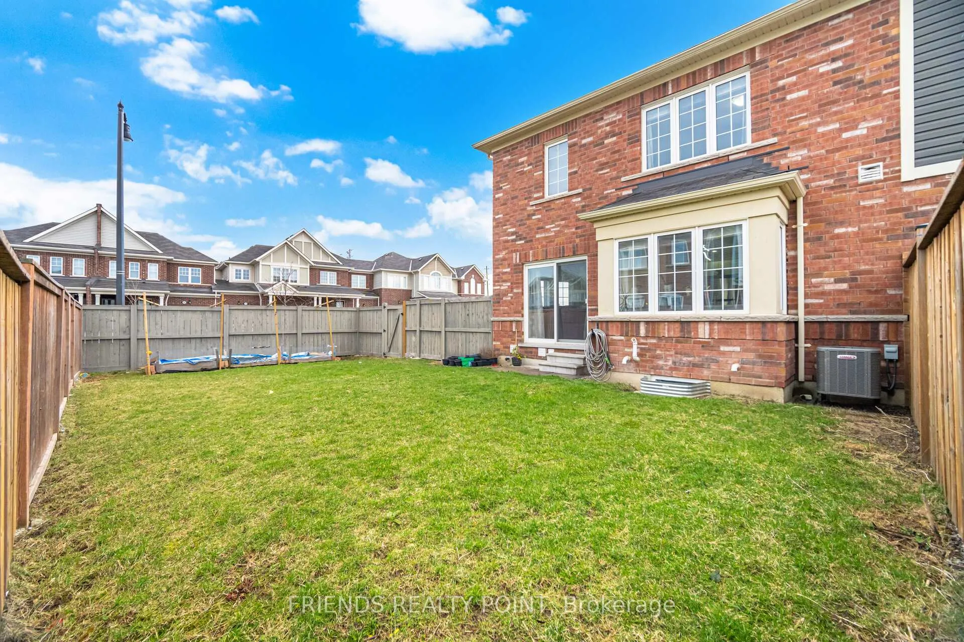 Photo 25 of 19 Donlamont Circle, Brampton, Northwest Brampton — HOMEH