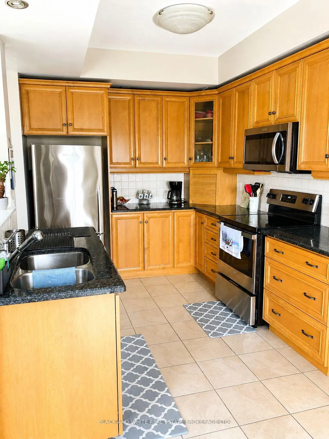 Photo 6 of Unit 18, 232 Stonehenge Drive, Hamilton, Meadowlands — HOMEH