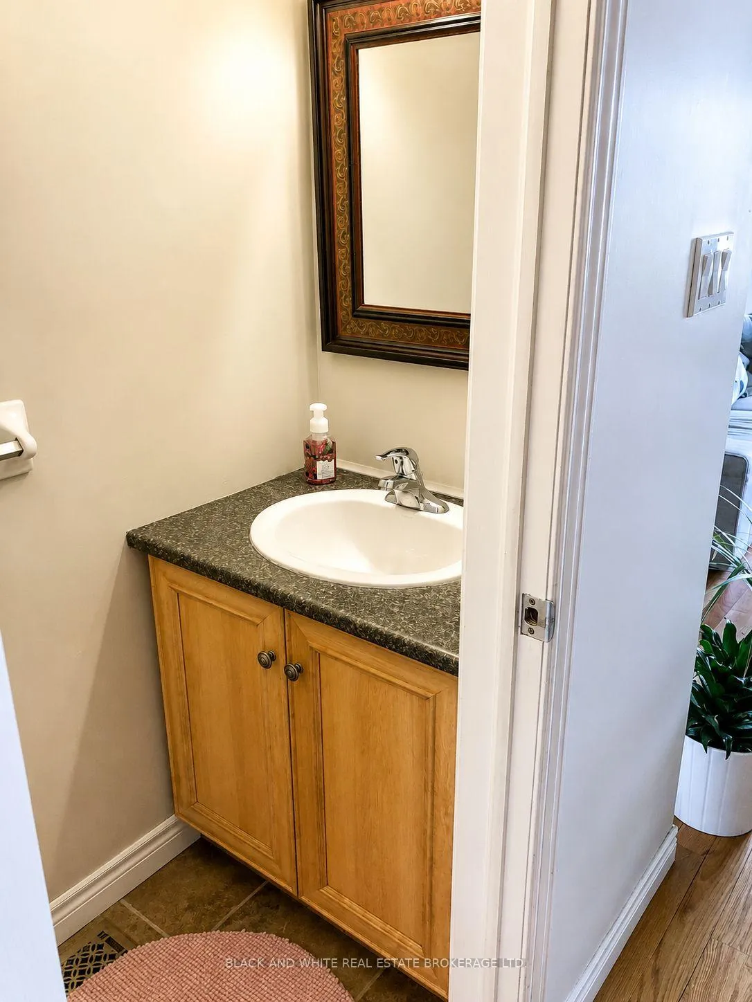 Photo 9 of Unit 18, 232 Stonehenge Drive, Hamilton, Meadowlands — HOMEH