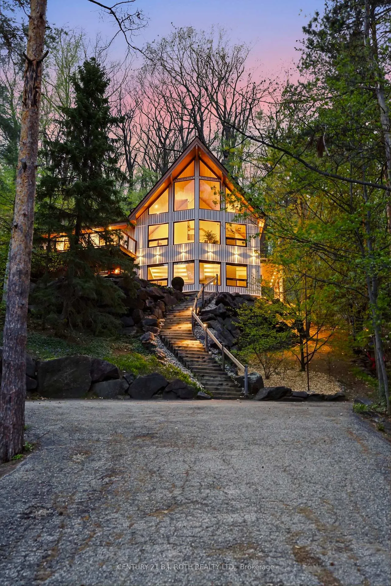 Photo 1 of 10 Pine Hill, Oro-Medonte, Horseshoe Valley — HOMEH