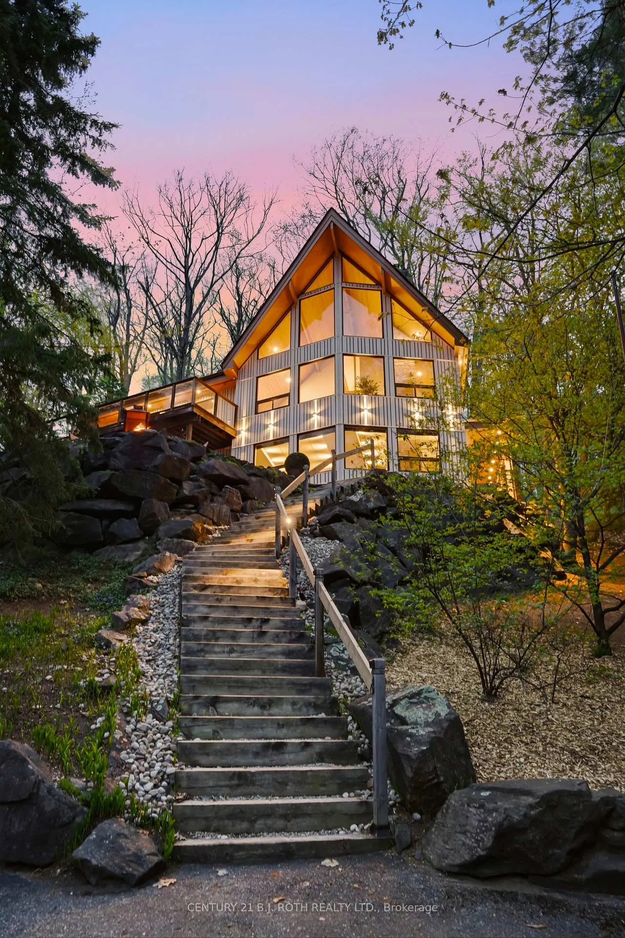 Photo 2 of 10 Pine Hill, Oro-Medonte, Horseshoe Valley — HOMEH