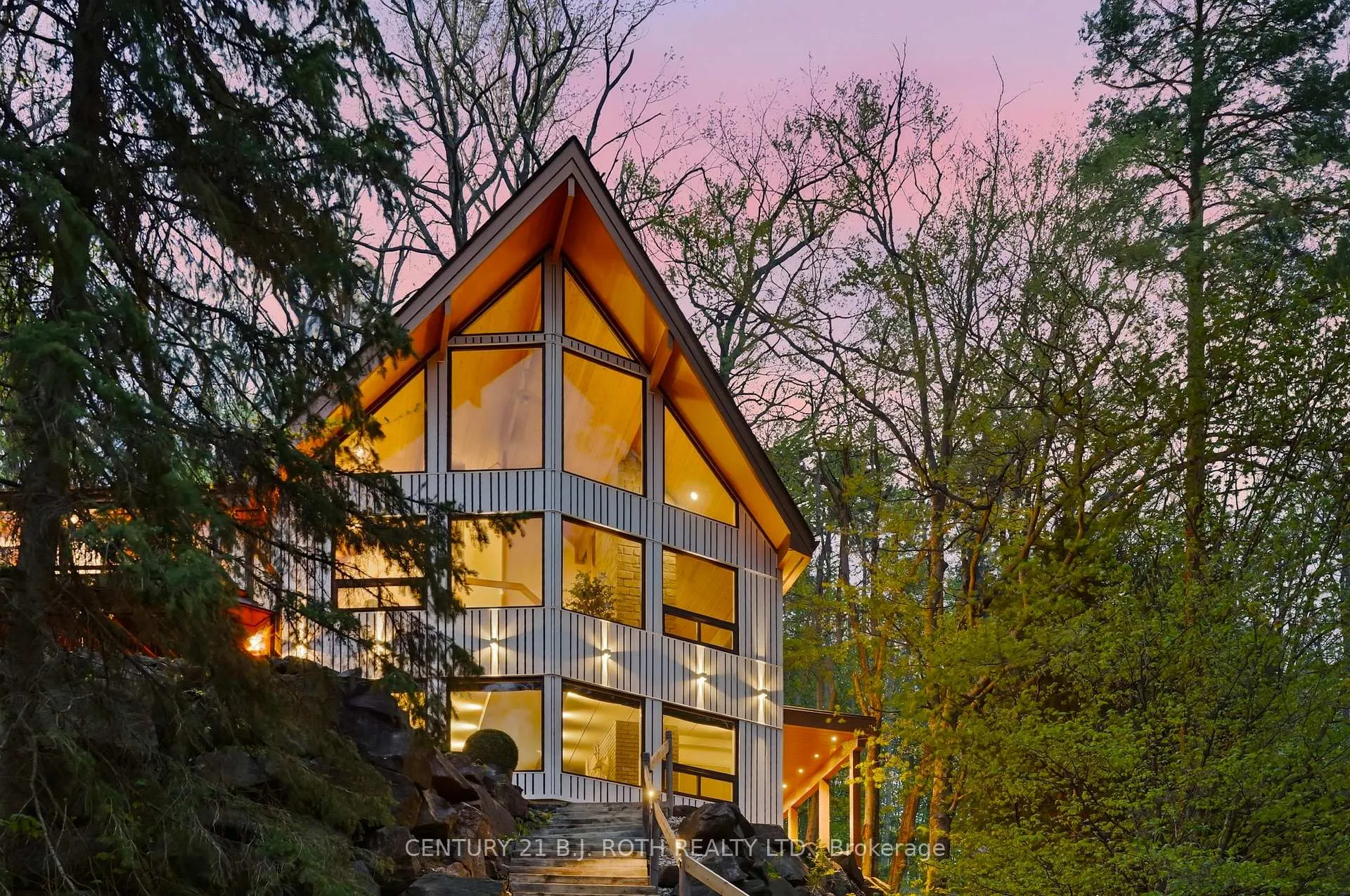 Photo 3 of 10 Pine Hill, Oro-Medonte, Horseshoe Valley — HOMEH