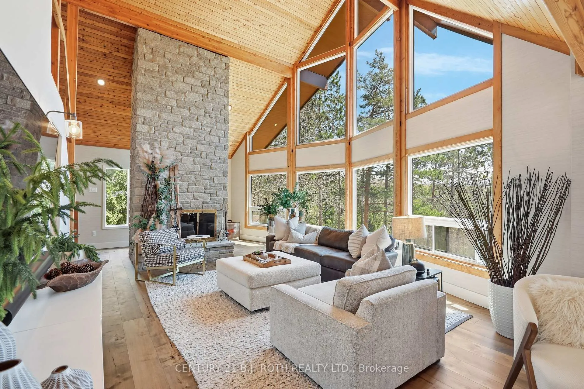 Photo 6 of 10 Pine Hill, Oro-Medonte, Horseshoe Valley — HOMEH