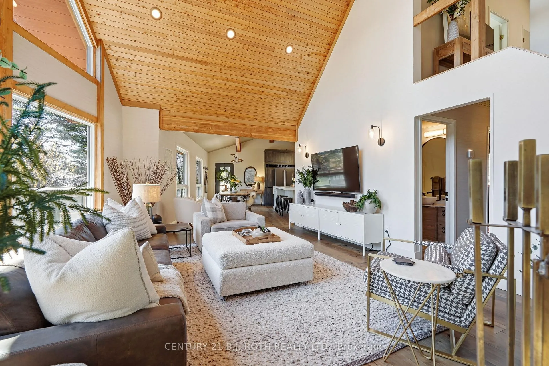 Photo 7 of 10 Pine Hill, Oro-Medonte, Horseshoe Valley — HOMEH