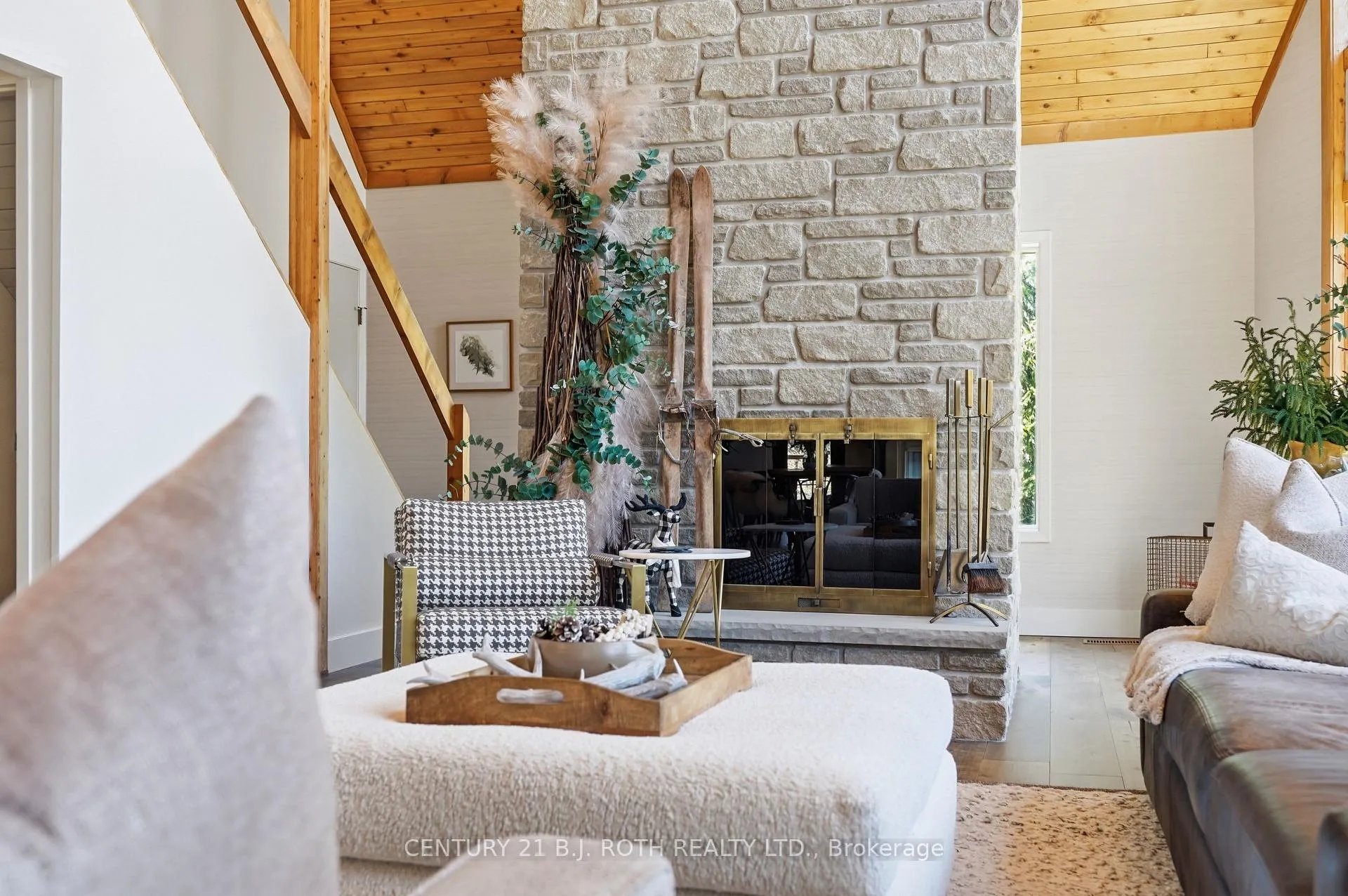 Photo 8 of 10 Pine Hill, Oro-Medonte, Horseshoe Valley — HOMEH