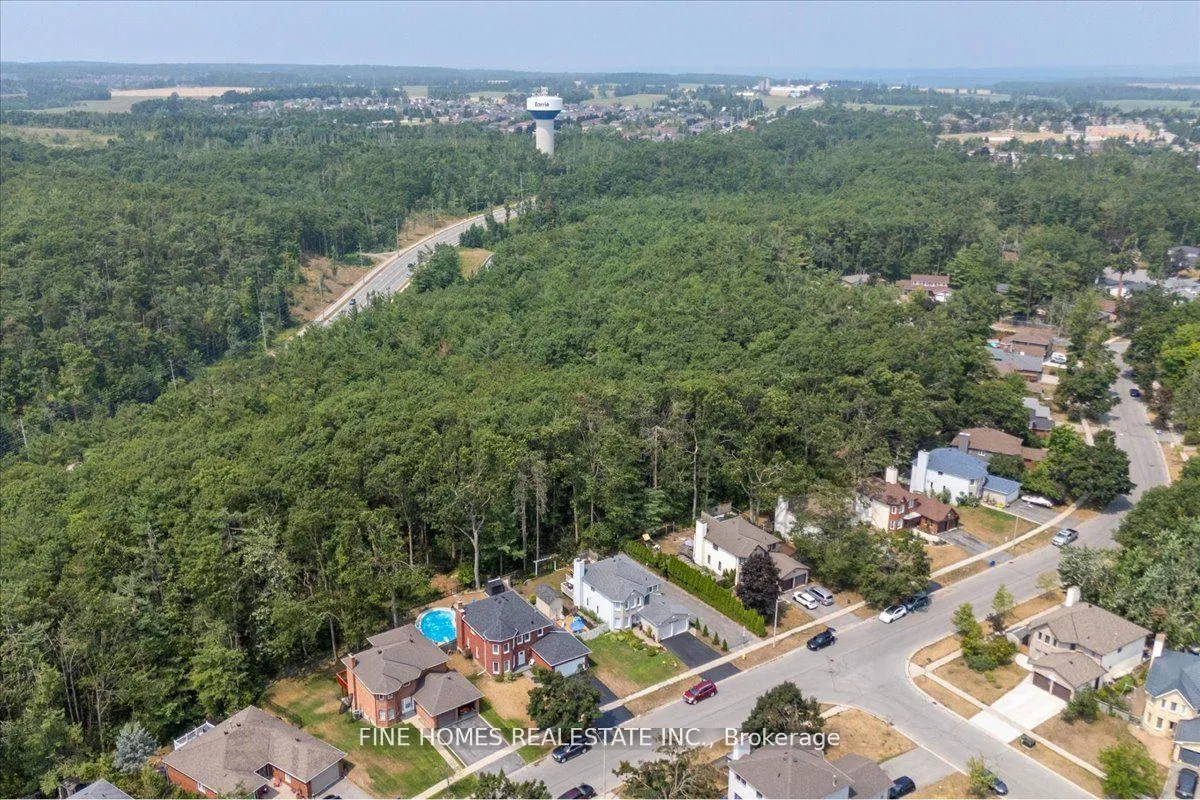 Photo 3 of 153 Browning Trail, Barrie, Letitia Heights — HOMEH