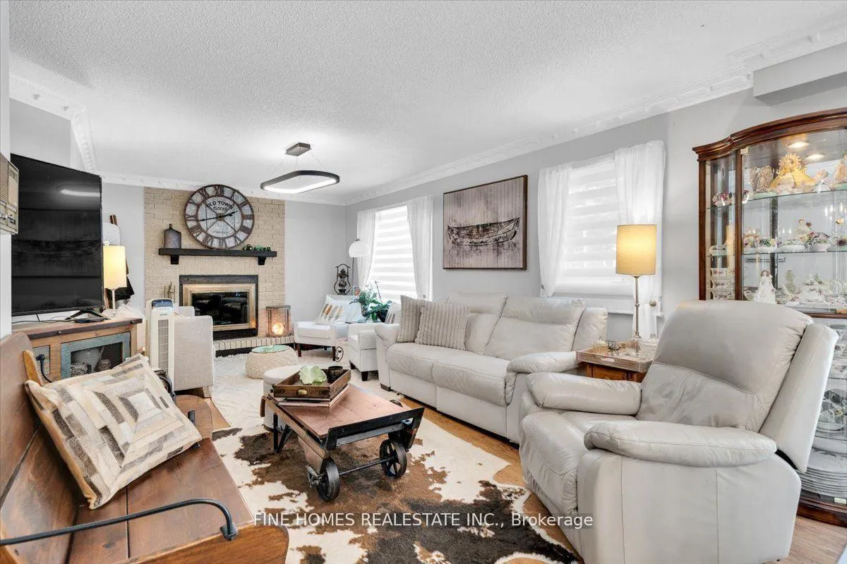 Photo 11 of 153 Browning Trail, Barrie, Letitia Heights — HOMEH