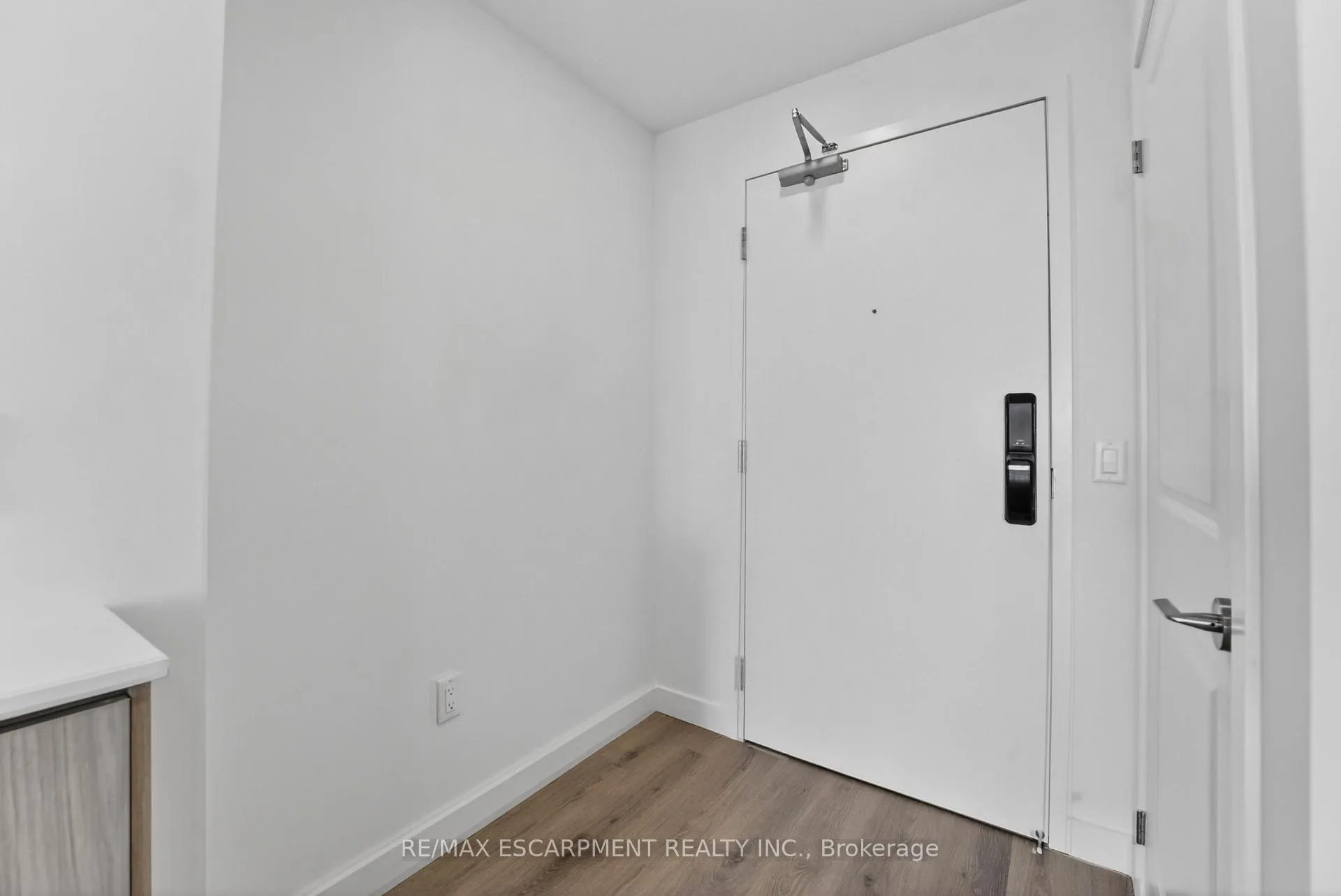 Photo 4 of Unit 901, 461 Green Road, Hamilton, Lakeshore — HOMEH