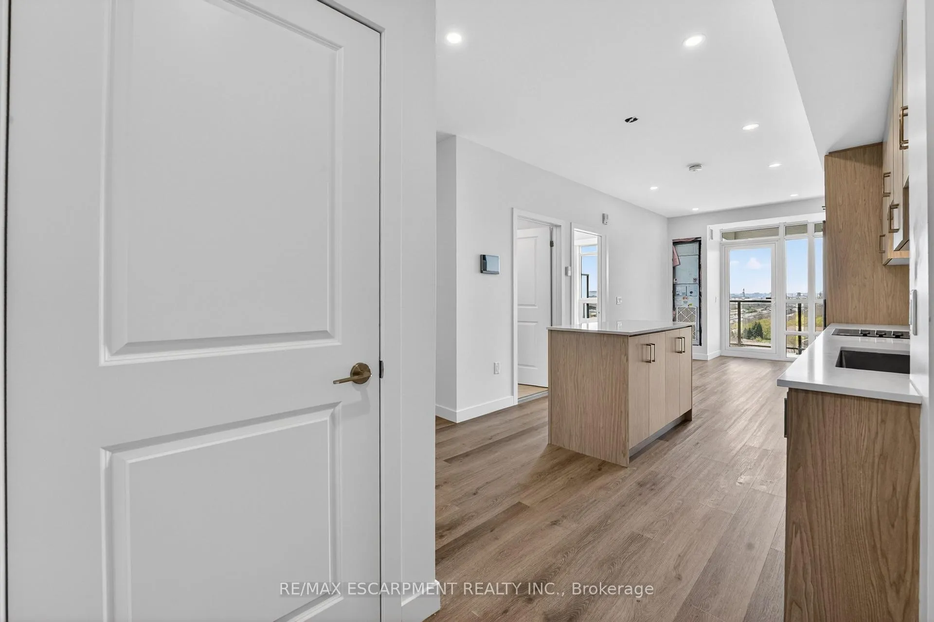 Photo 5 of Unit 901, 461 Green Road, Hamilton, Lakeshore — HOMEH