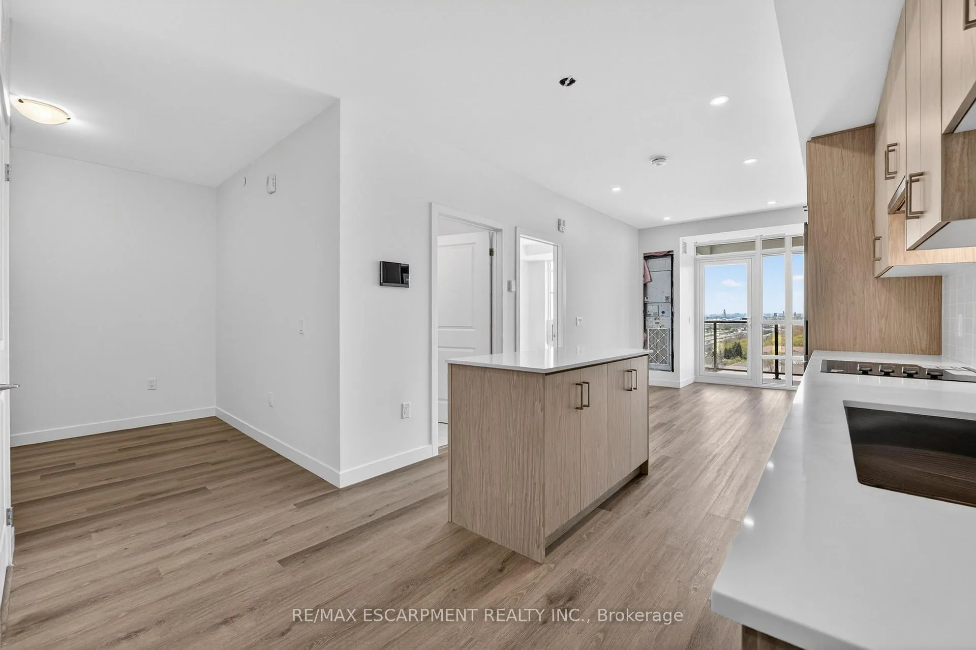 Photo 6 of Unit 901, 461 Green Road, Hamilton, Lakeshore — HOMEH