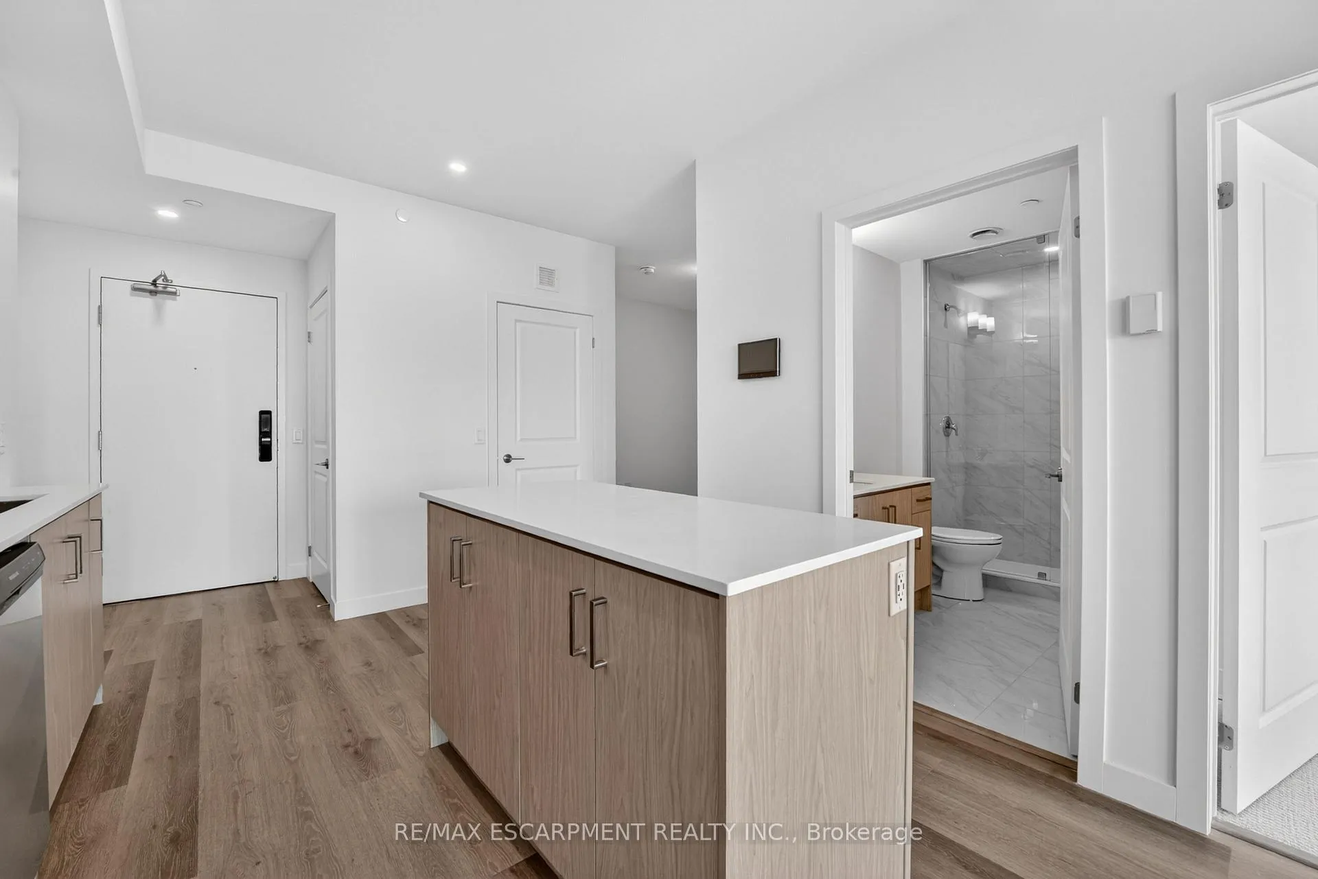 Photo 10 of Unit 901, 461 Green Road, Hamilton, Lakeshore — HOMEH