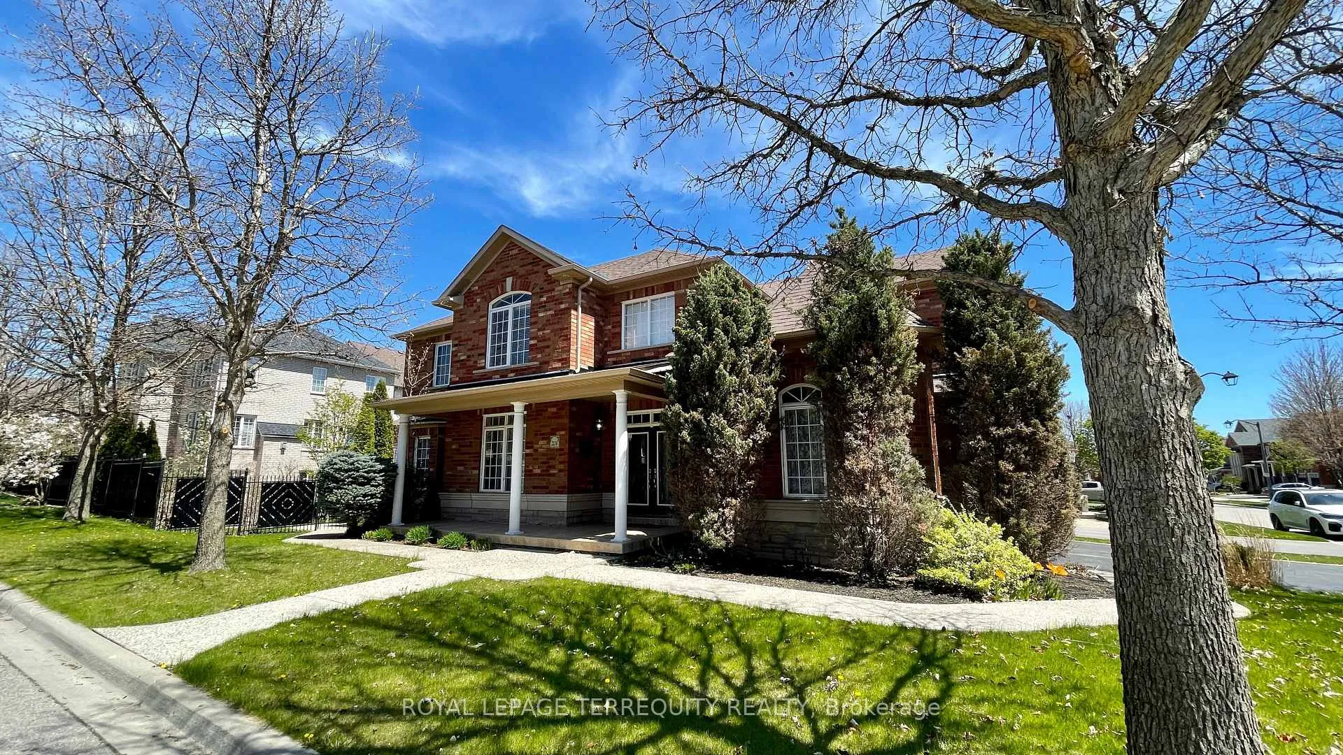 Photo 2 of 2114 Helmsley Avenue, Oakville, Westmount — HOMEH