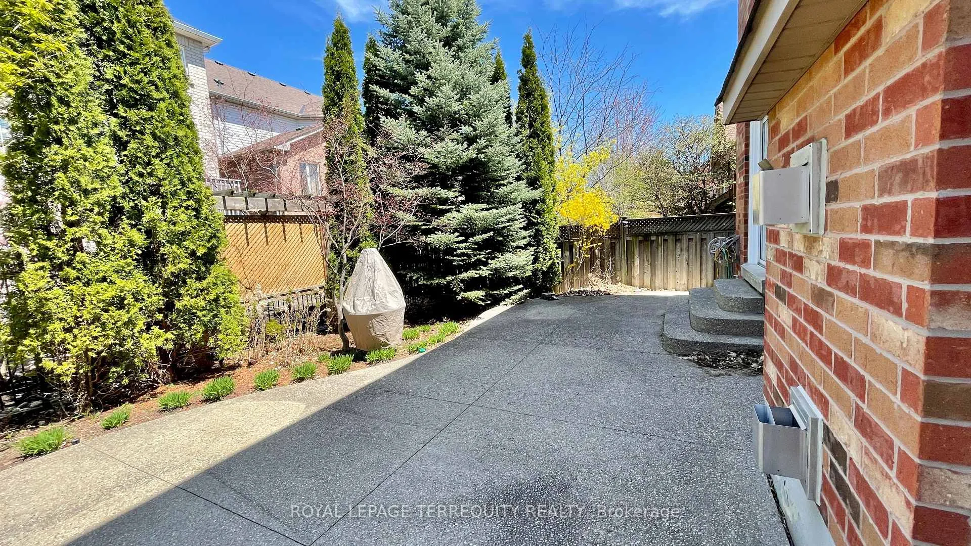 Photo 3 of 2114 Helmsley Avenue, Oakville, Westmount — HOMEH