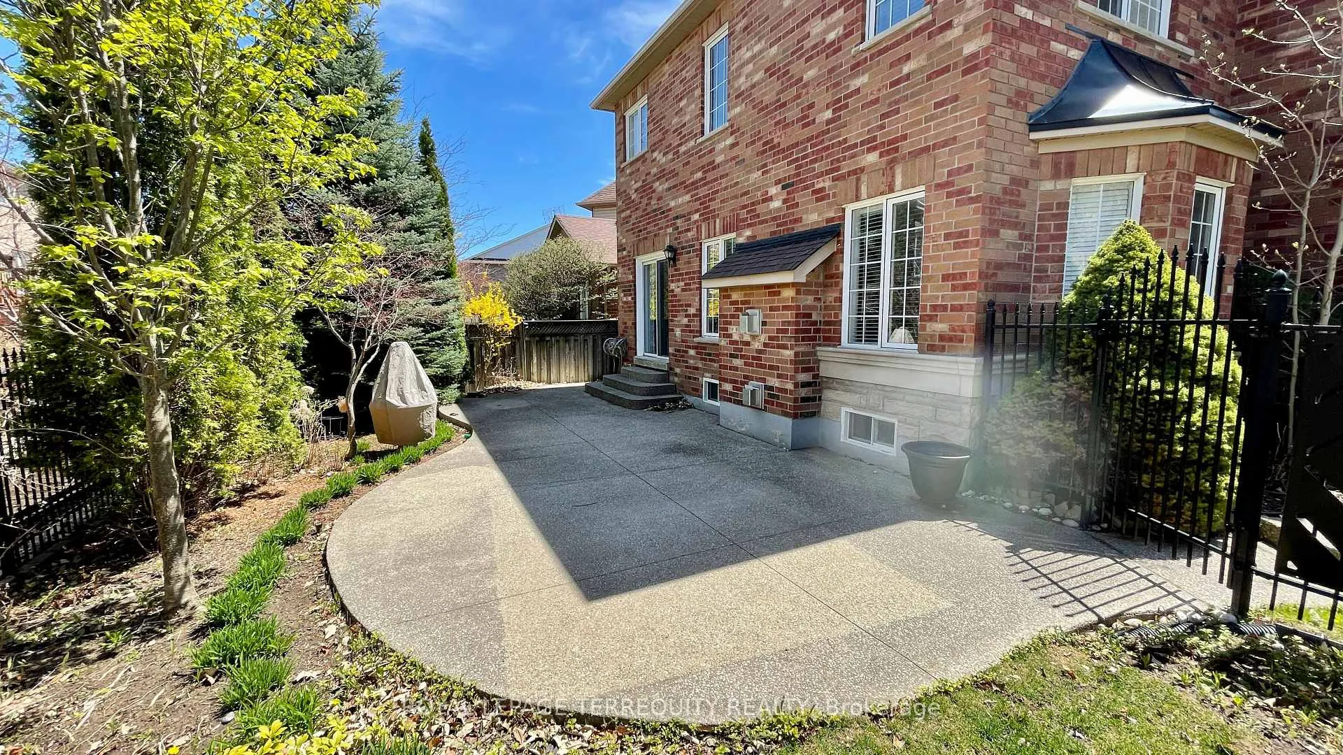 Photo 4 of 2114 Helmsley Avenue, Oakville, Westmount — HOMEH