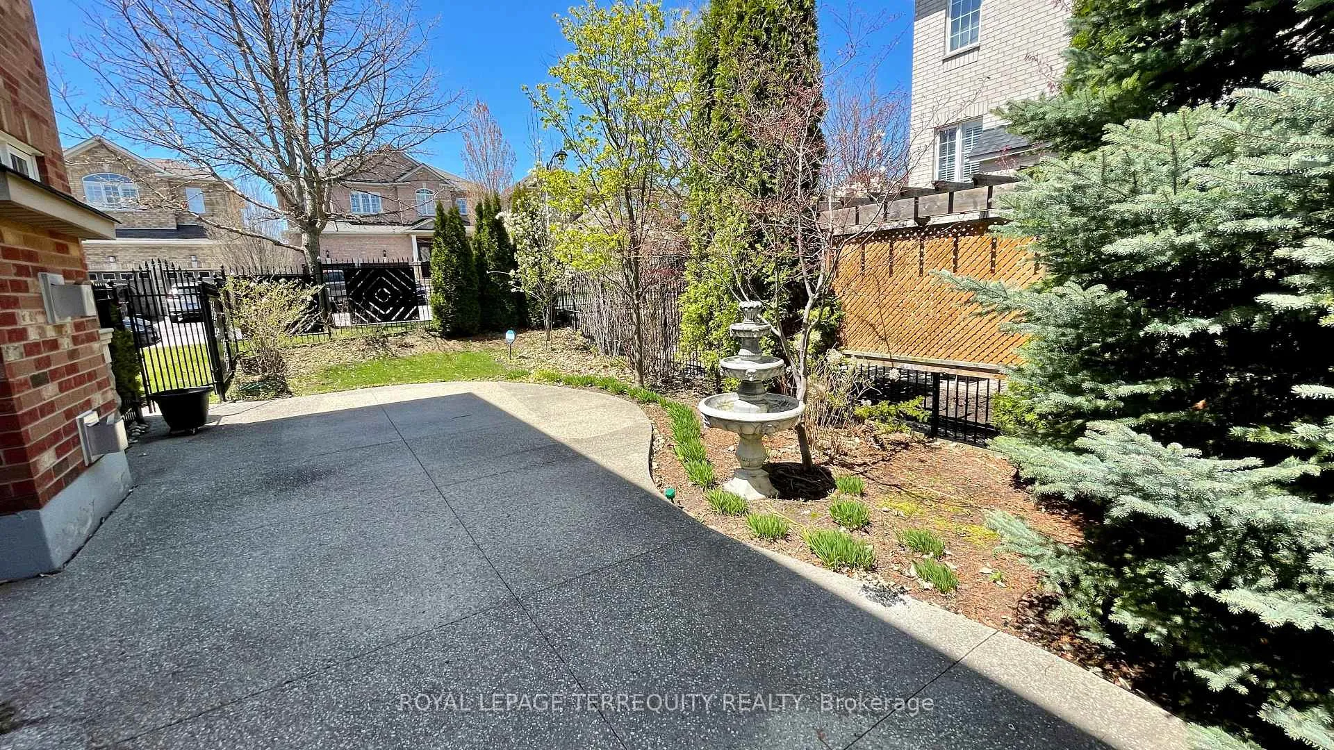 Photo 5 of 2114 Helmsley Avenue, Oakville, Westmount — HOMEH