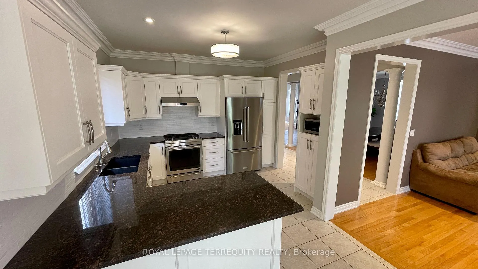 Photo 13 of 2114 Helmsley Avenue, Oakville, Westmount — HOMEH