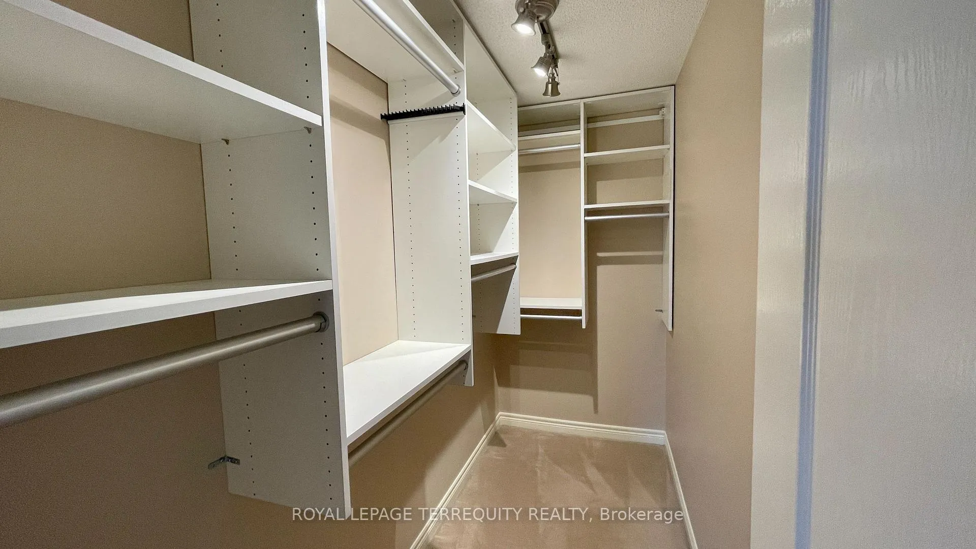 Photo 27 of 2114 Helmsley Avenue, Oakville, Westmount — HOMEH