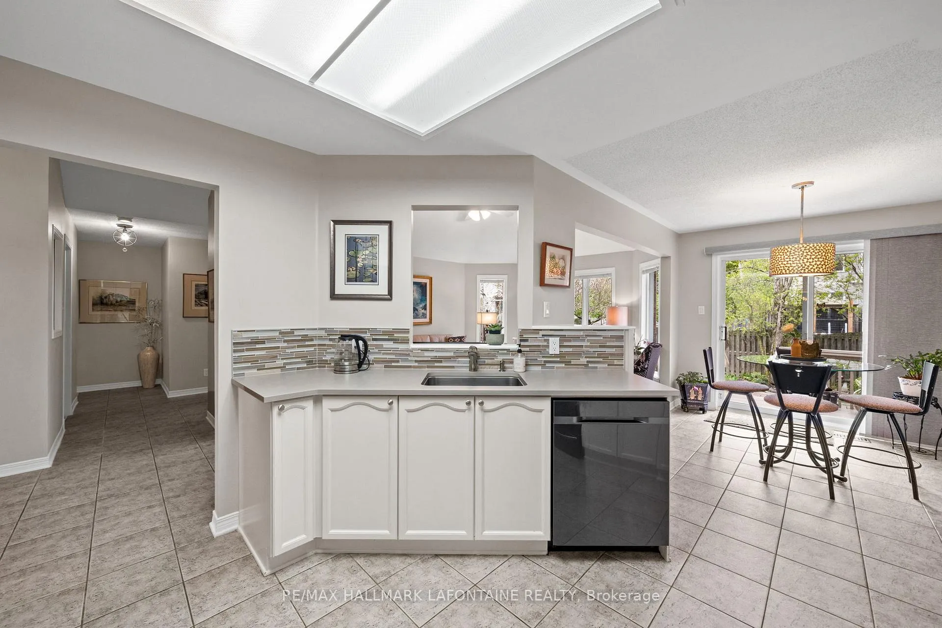 Photo 10 of 4303 Totem Drive, Ottawa, Riverside South/Gloucester Glen — HOMEH