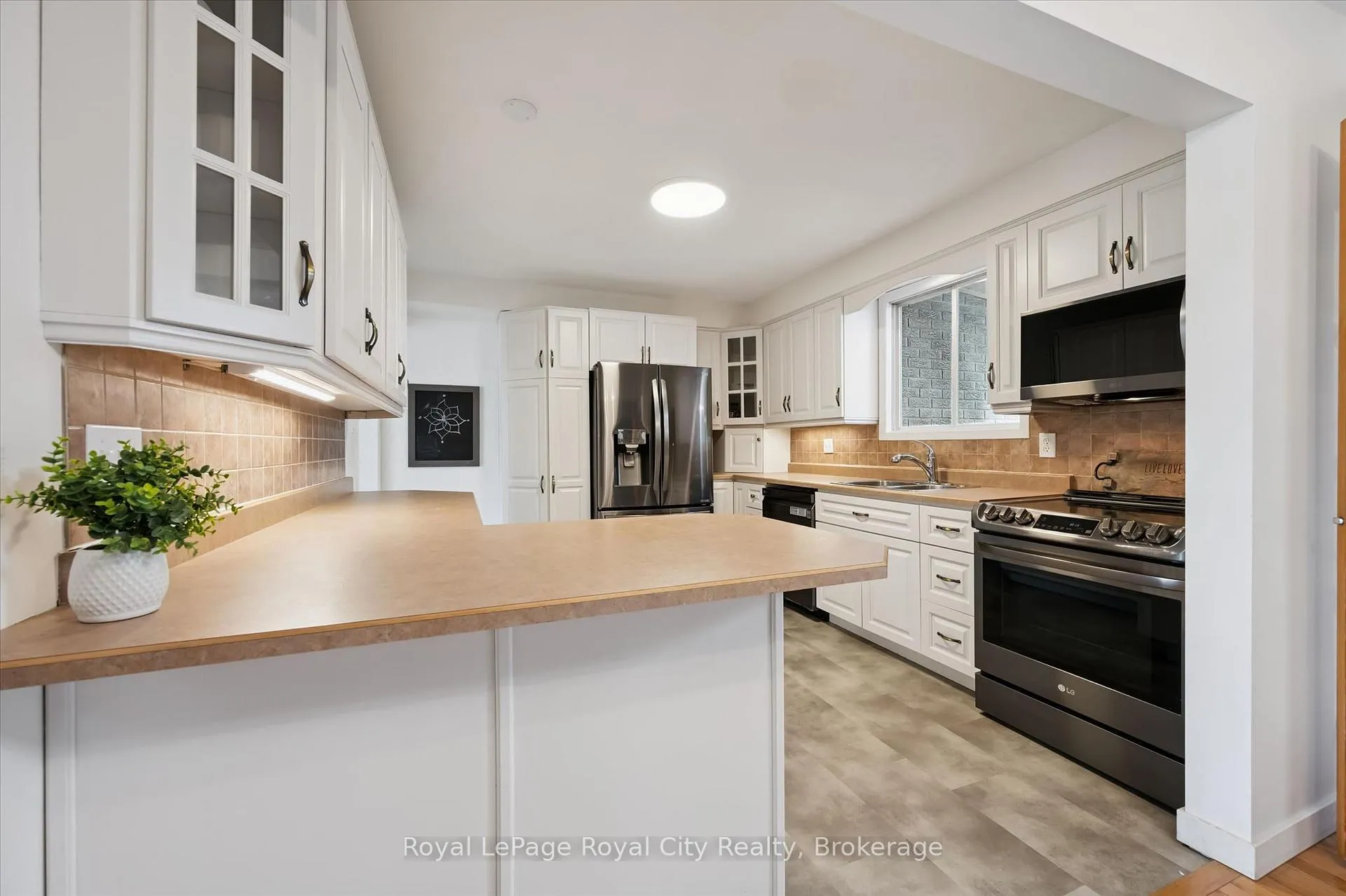Photo 14 of 637 Cedargrove Place, Waterloo — HOMEH