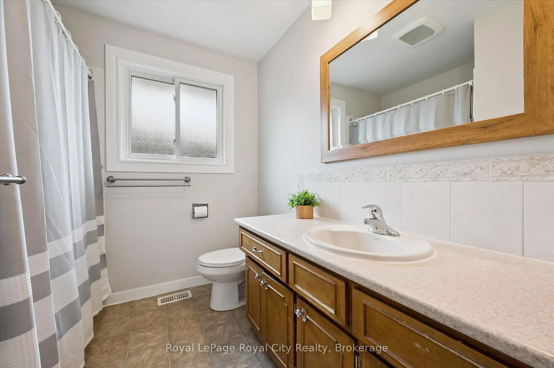 Photo 21 of 637 Cedargrove Place, Waterloo — HOMEH