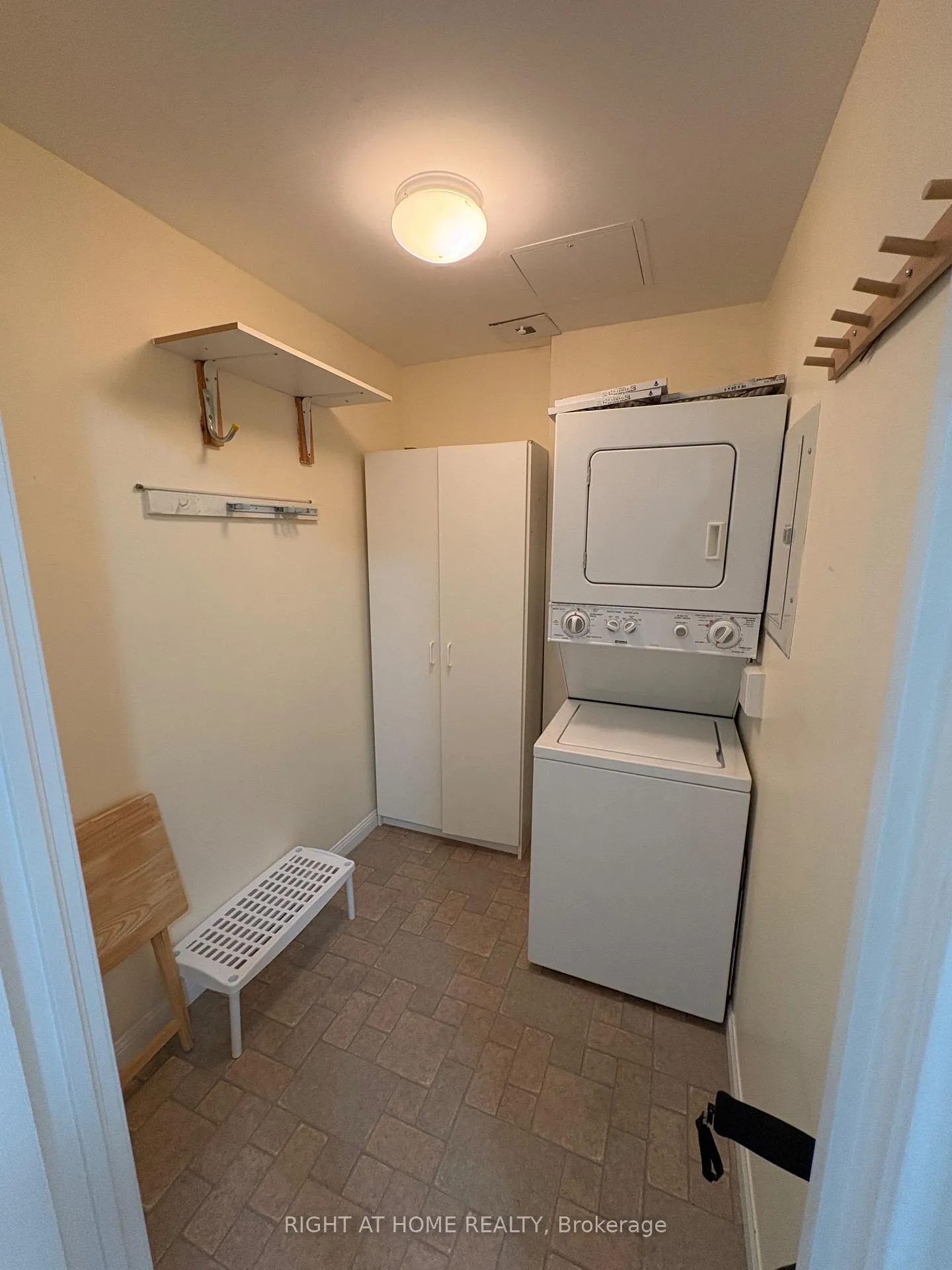 Photo 4 of Unit 403, 94 Dean Avenue, Barrie, Painswick South — HOMEH