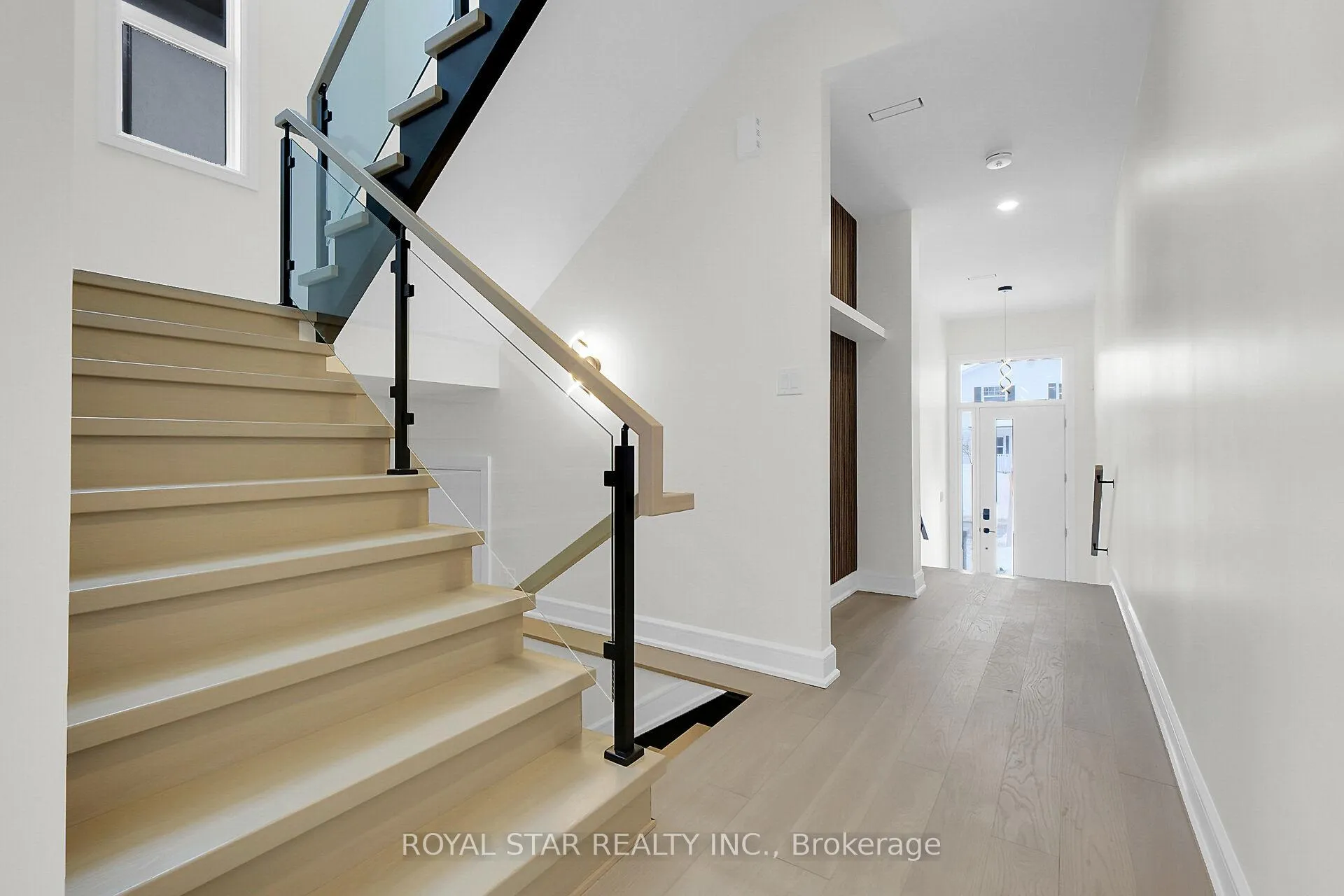 Photo 4 of 553 Mutual Street, Ottawa, Castle Heights — HOMEH
