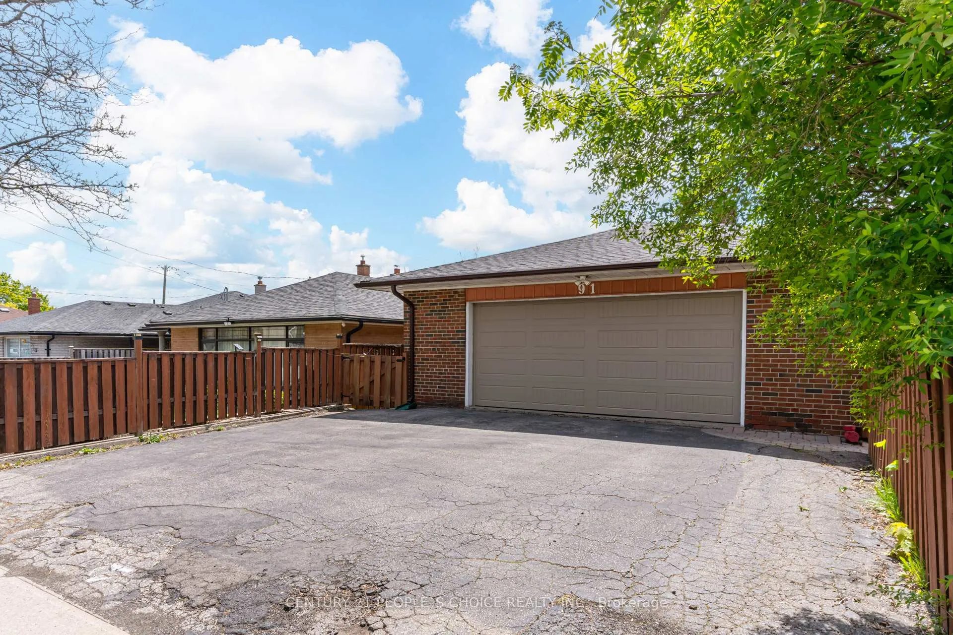 Photo 2 of 91 Golfdown Drive, Etobicoke, Elms-Old Rexdale — HOMEH
