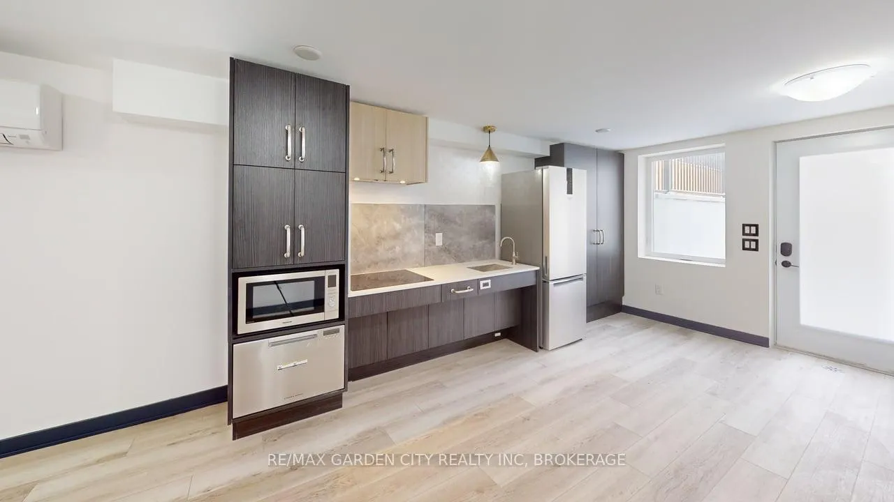 Photo 3 of 729 Queensdale Avenue E, Hamilton, Raleigh — HOMEH