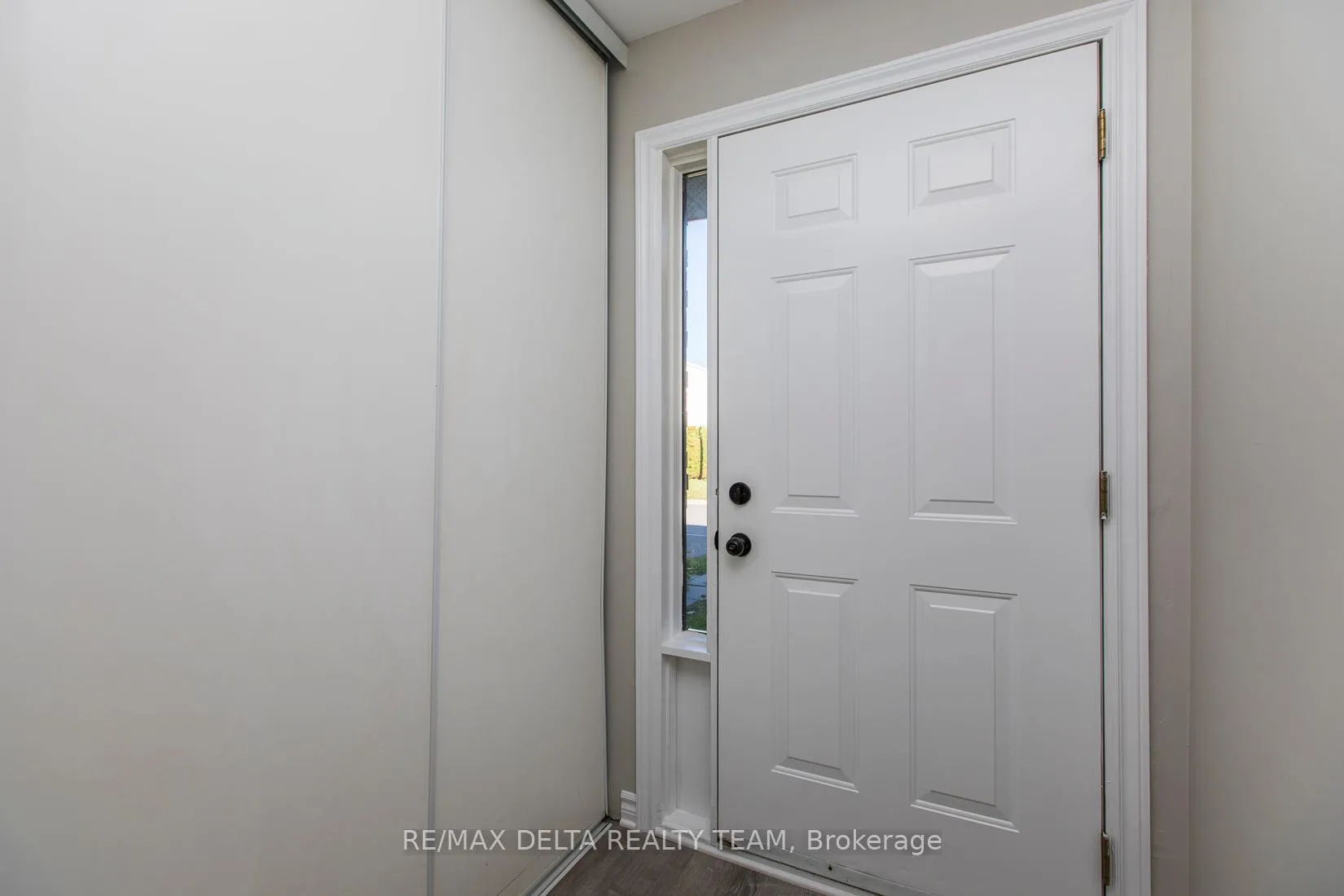 Photo 4 of Unit 8, 323 Monica Crescent, Ottawa, Bilberry Creek/Queenswood Heights — HOMEH