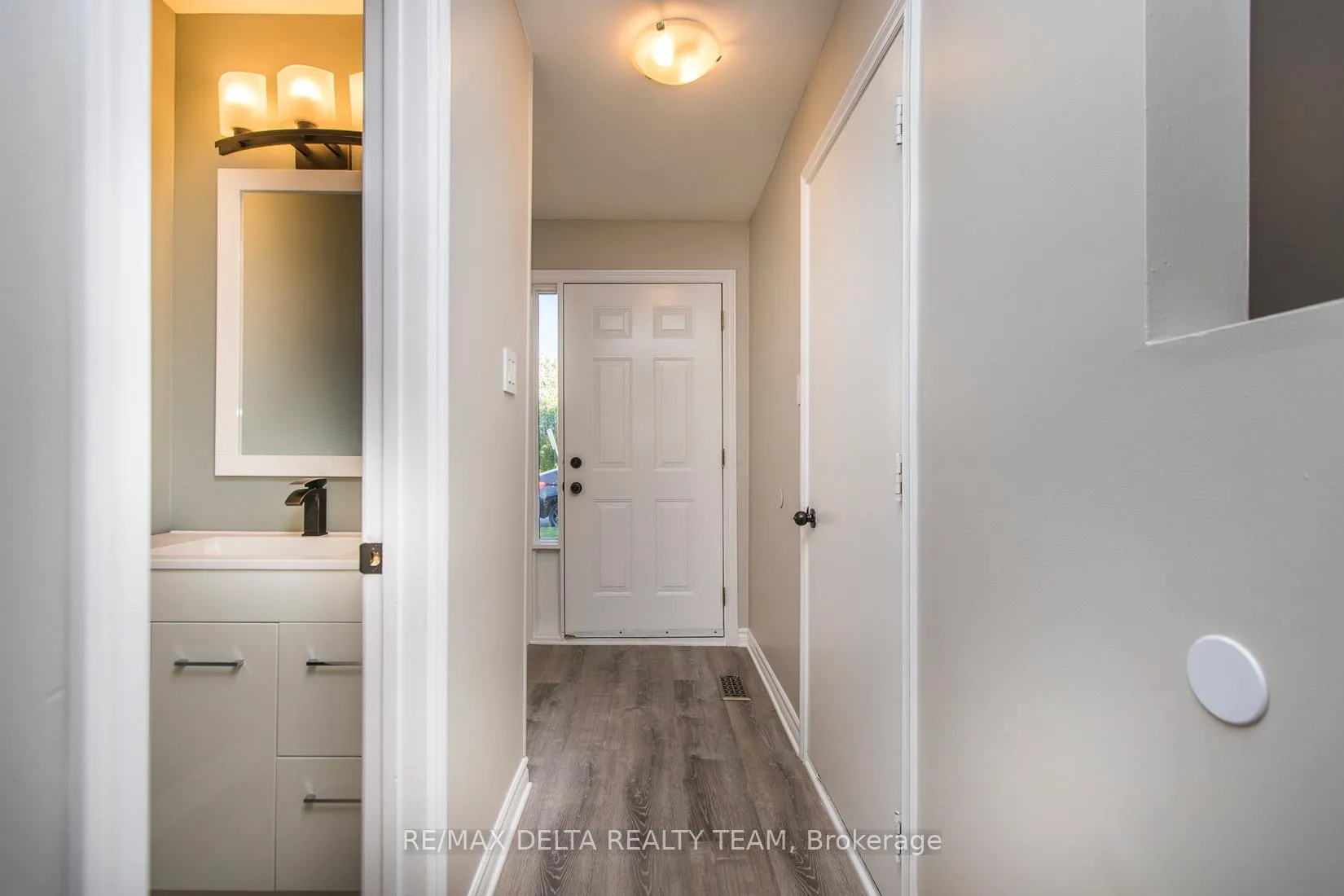 Photo 5 of Unit 8, 323 Monica Crescent, Ottawa, Bilberry Creek/Queenswood Heights — HOMEH