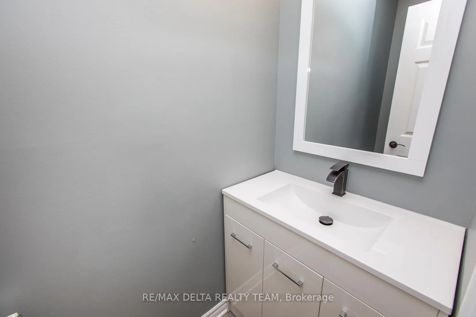 Photo 6 of Unit 8, 323 Monica Crescent, Ottawa, Bilberry Creek/Queenswood Heights — HOMEH