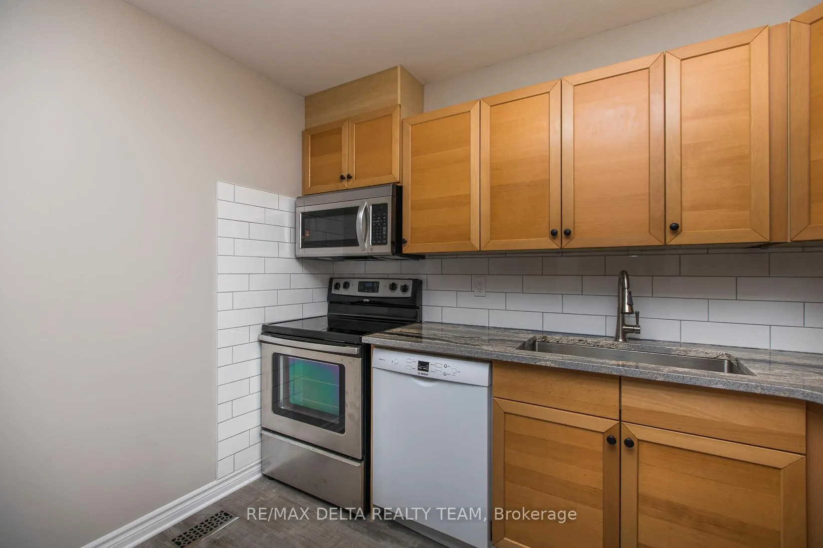 Photo 13 of Unit 8, 323 Monica Crescent, Ottawa, Bilberry Creek/Queenswood Heights — HOMEH