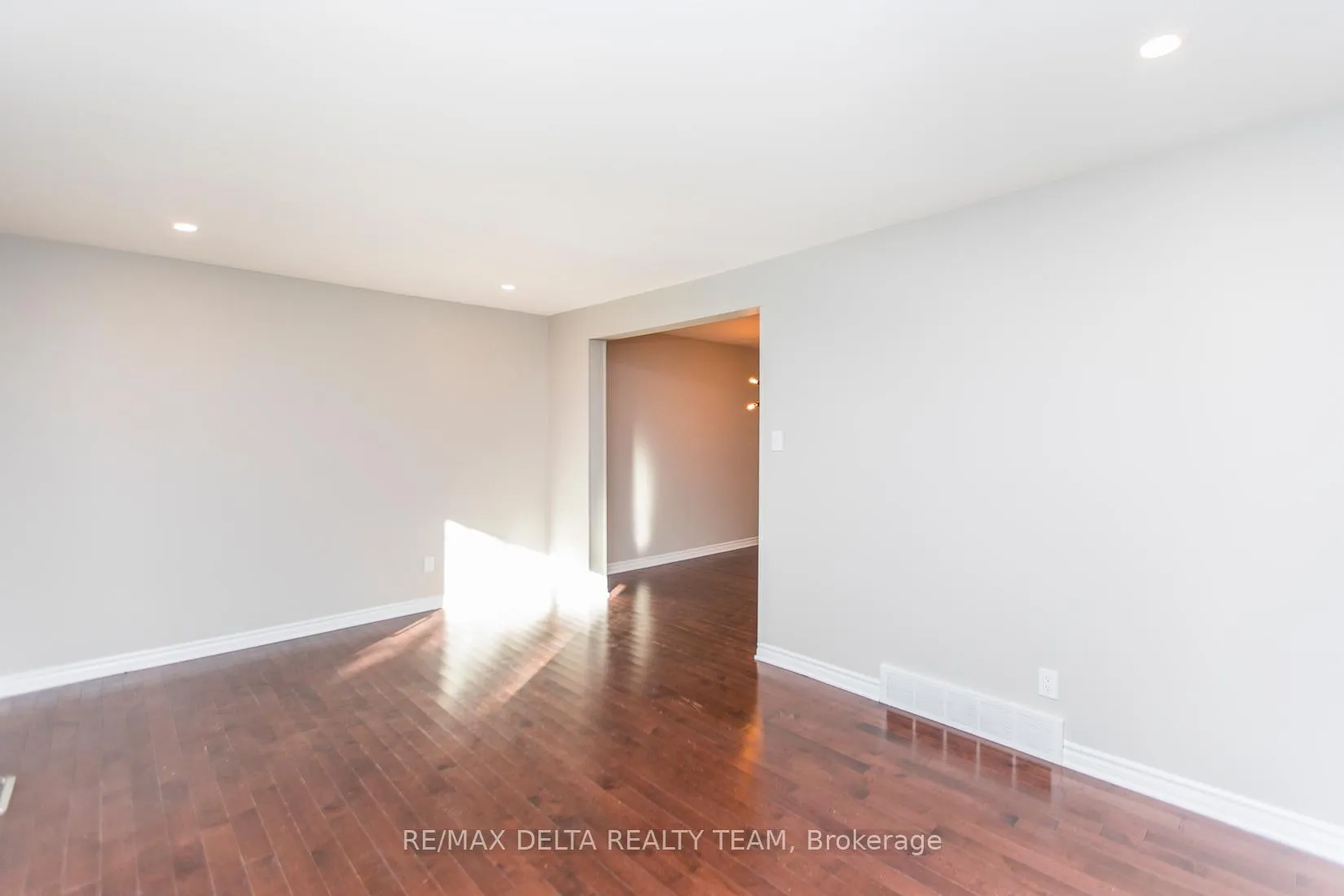 Photo 21 of Unit 8, 323 Monica Crescent, Ottawa, Bilberry Creek/Queenswood Heights — HOMEH