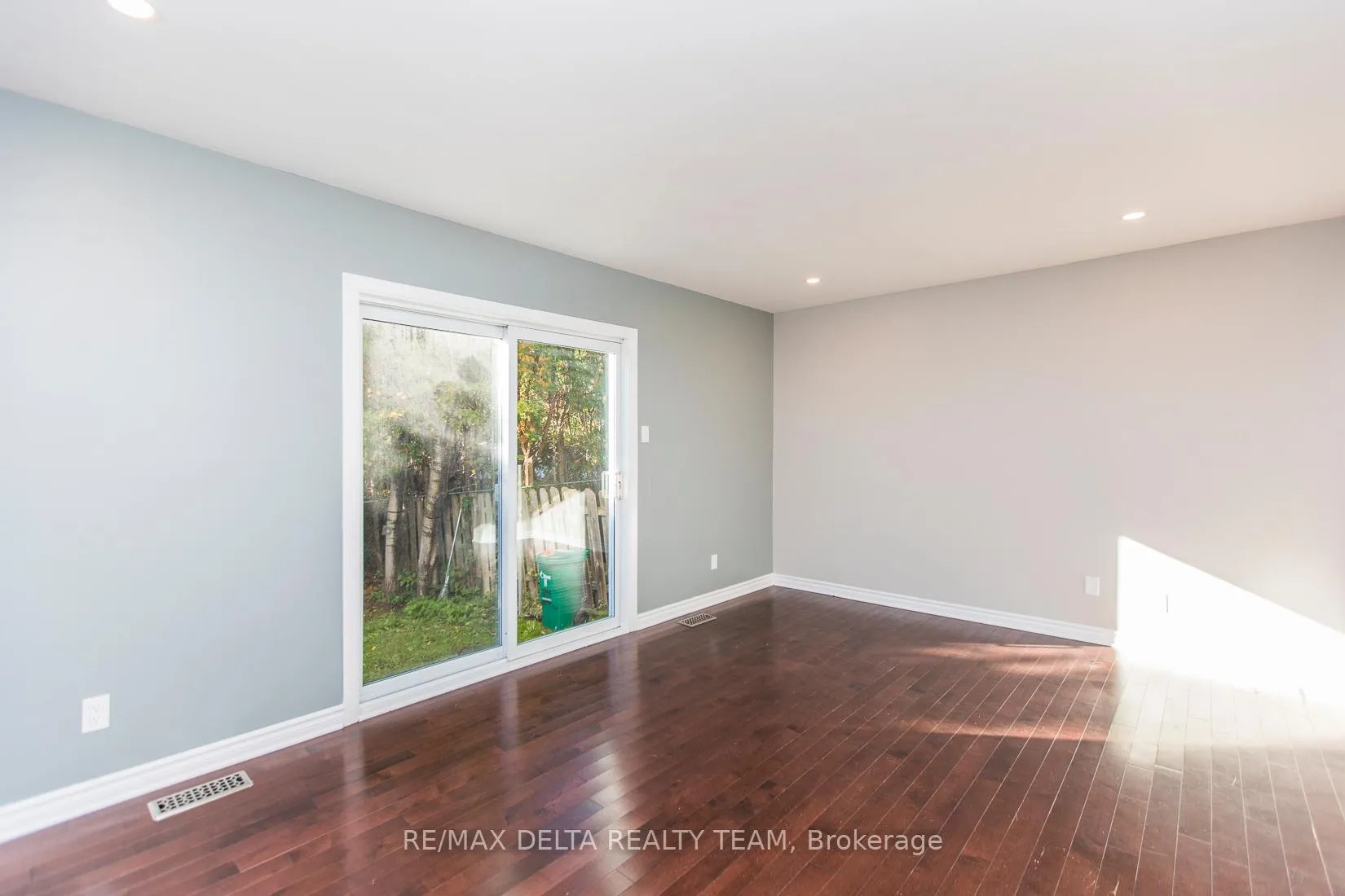 Photo 22 of Unit 8, 323 Monica Crescent, Ottawa, Bilberry Creek/Queenswood Heights — HOMEH