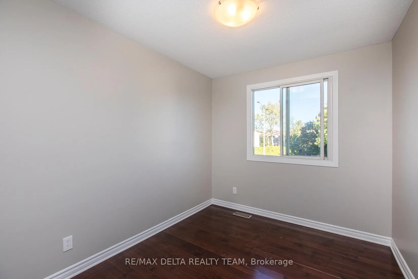 Photo 34 of Unit 8, 323 Monica Crescent, Ottawa, Bilberry Creek/Queenswood Heights — HOMEH