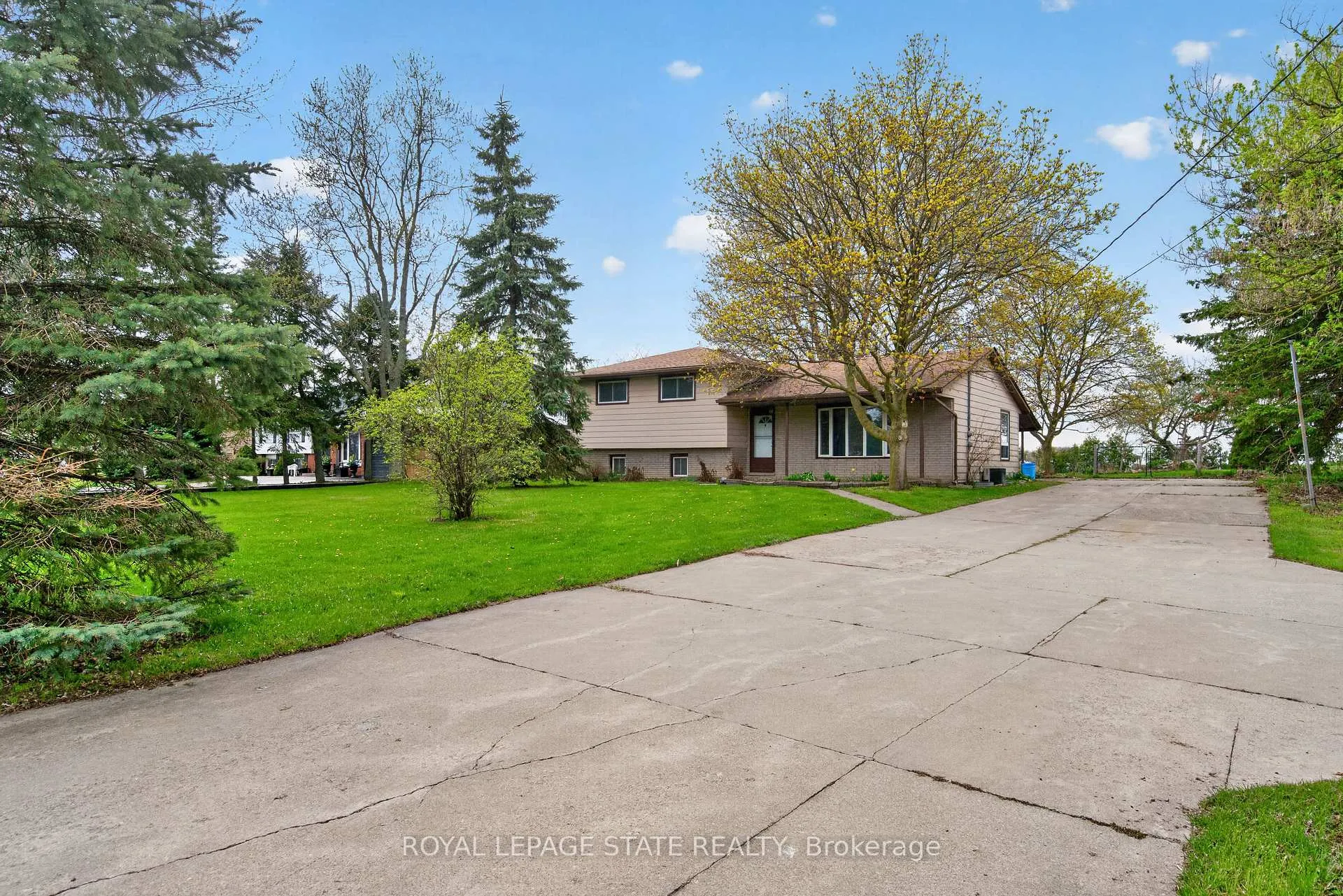 Photo 1 of 564 Trinity Church Road, Hamilton, Rural Glanbrook — HOMEH