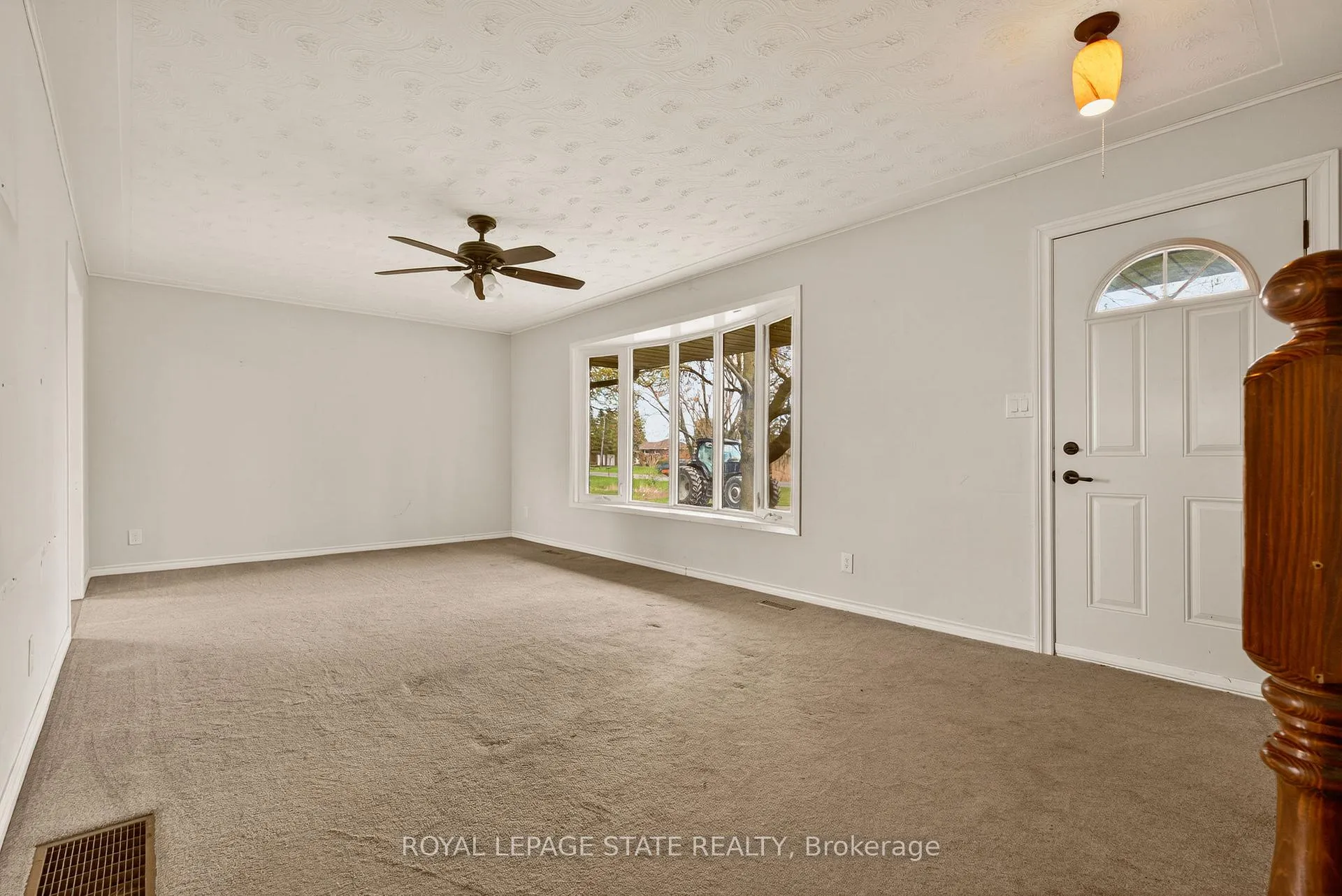 Photo 3 of 564 Trinity Church Road, Hamilton, Rural Glanbrook — HOMEH