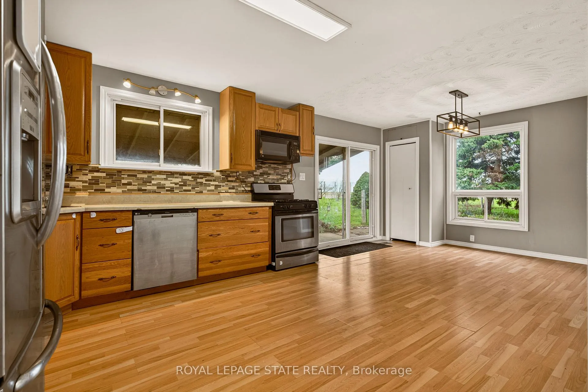 Photo 6 of 564 Trinity Church Road, Hamilton, Rural Glanbrook — HOMEH